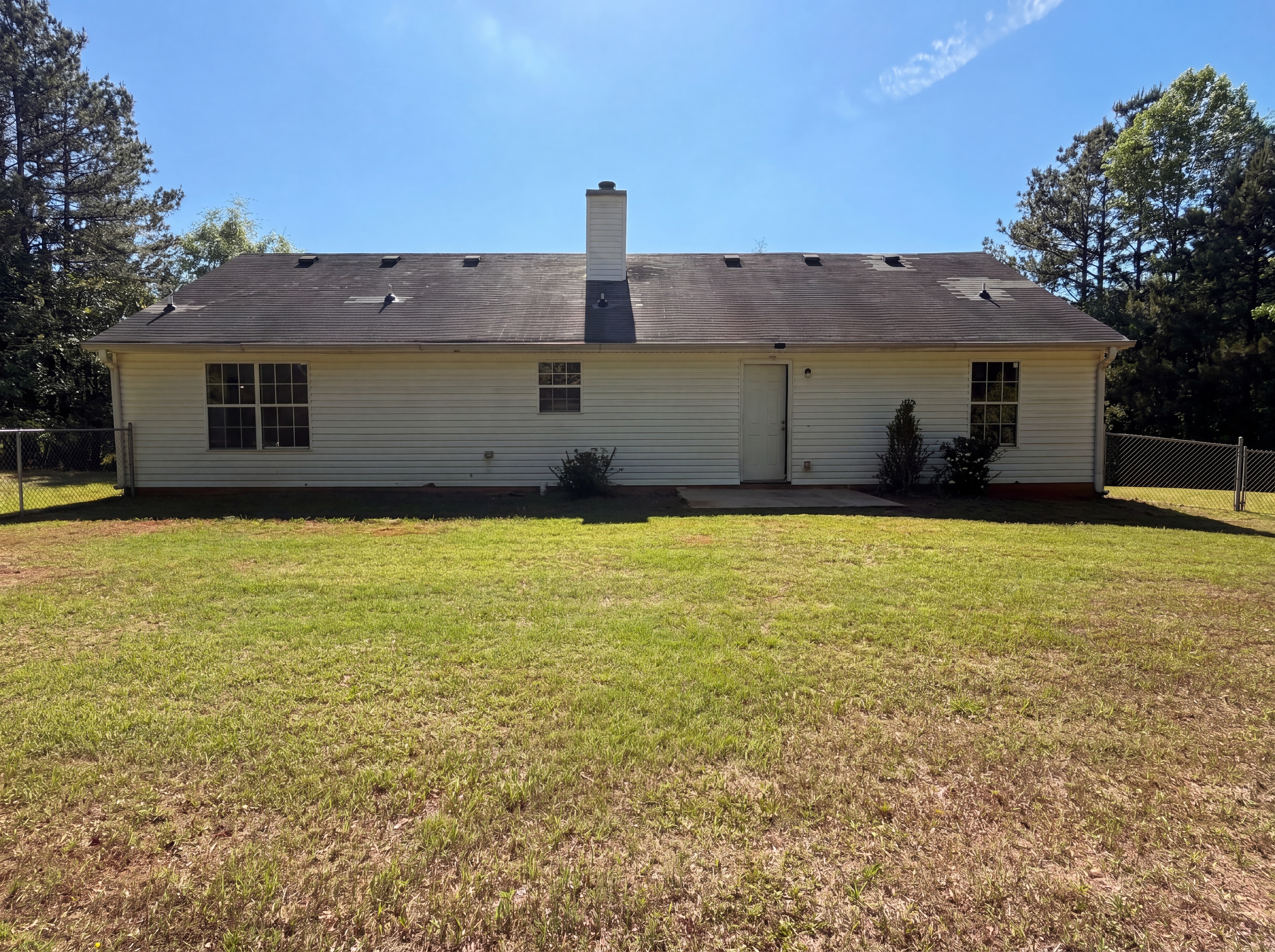 Photo 5 of 27 of 182 Livingston Ln, Covington, GA