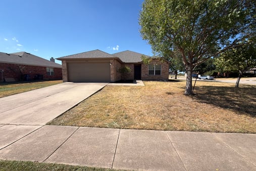 Photo 1 of 28 of 809 Canyon Cove Dr, Burleson, TX