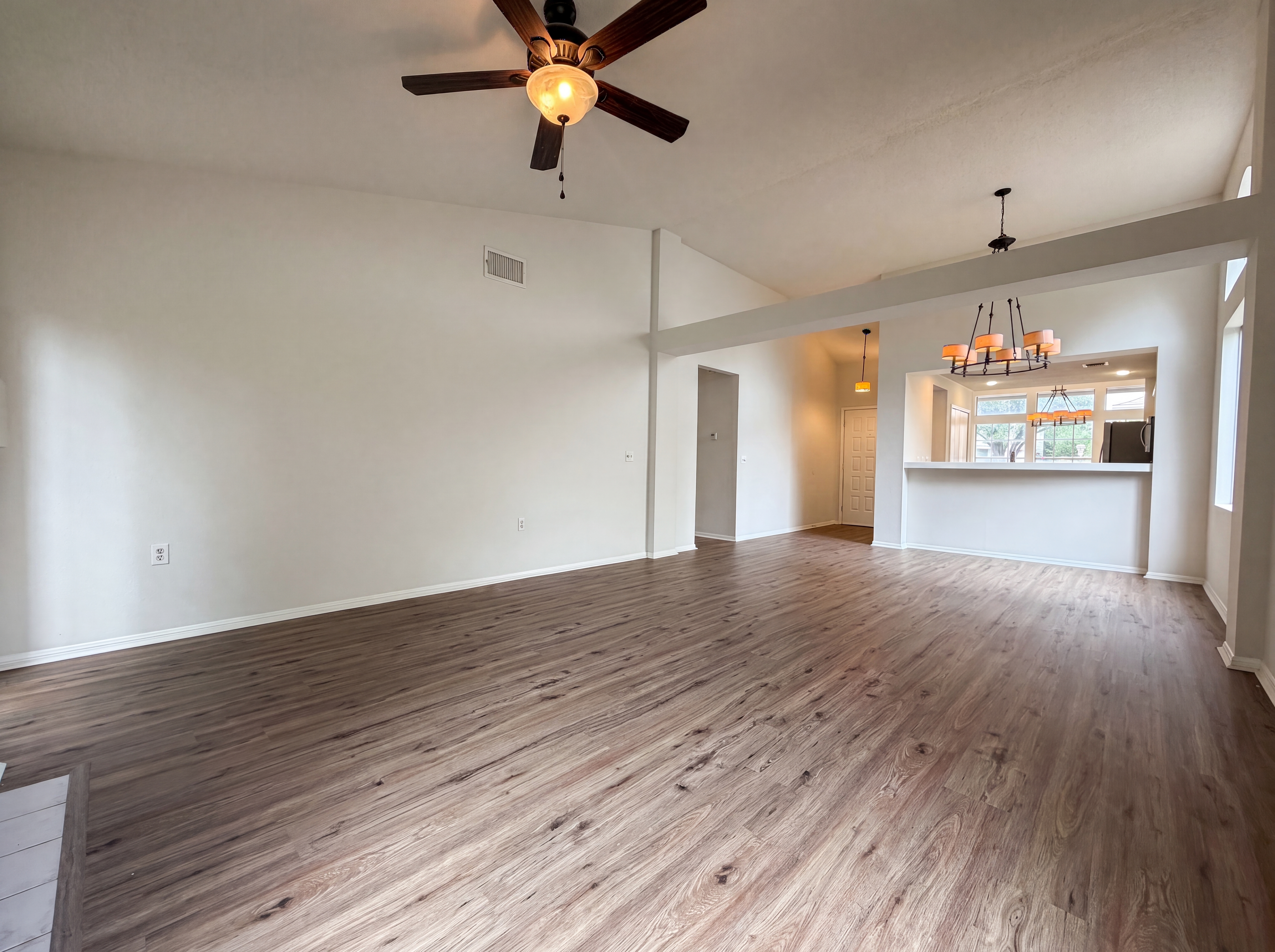 Photo 6 of 17 of 10842 Laurel Crk, Converse, TX