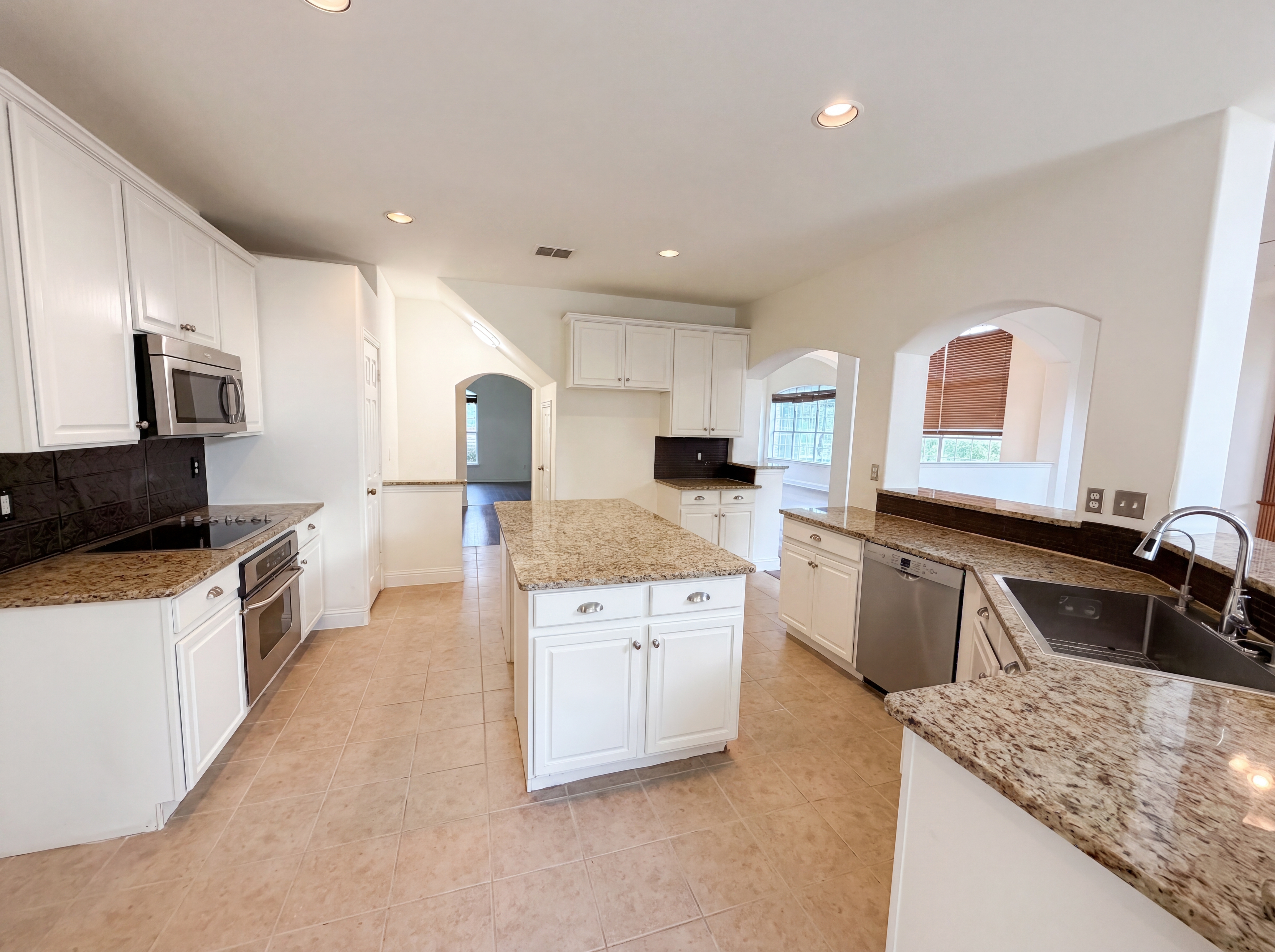 Photo 2 of 22 of 2446 Chesterfield Rd, Garland, TX
