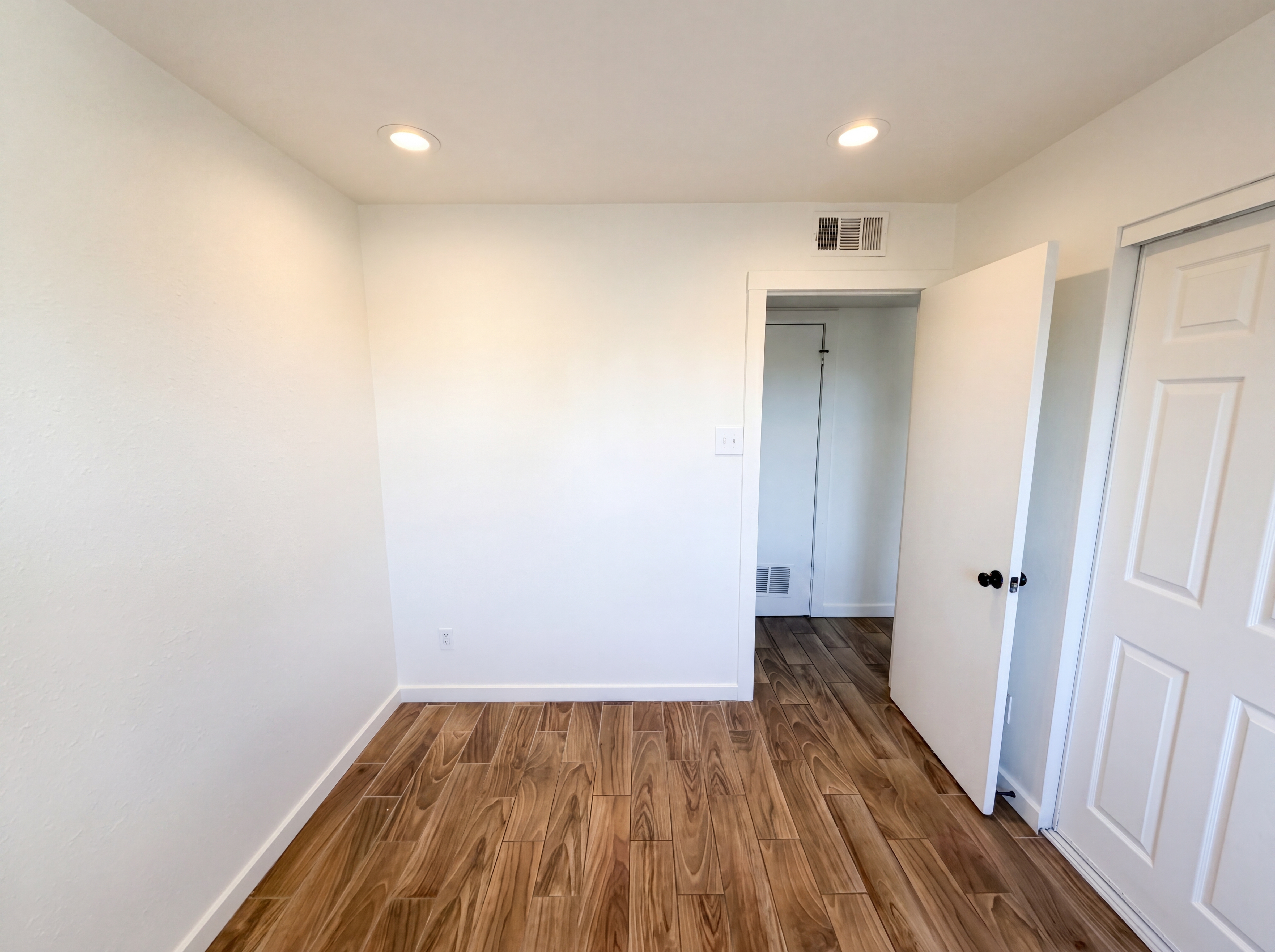 Photo 8 of 21 of 3339 W Country Gables Dr, Phoenix, AZ