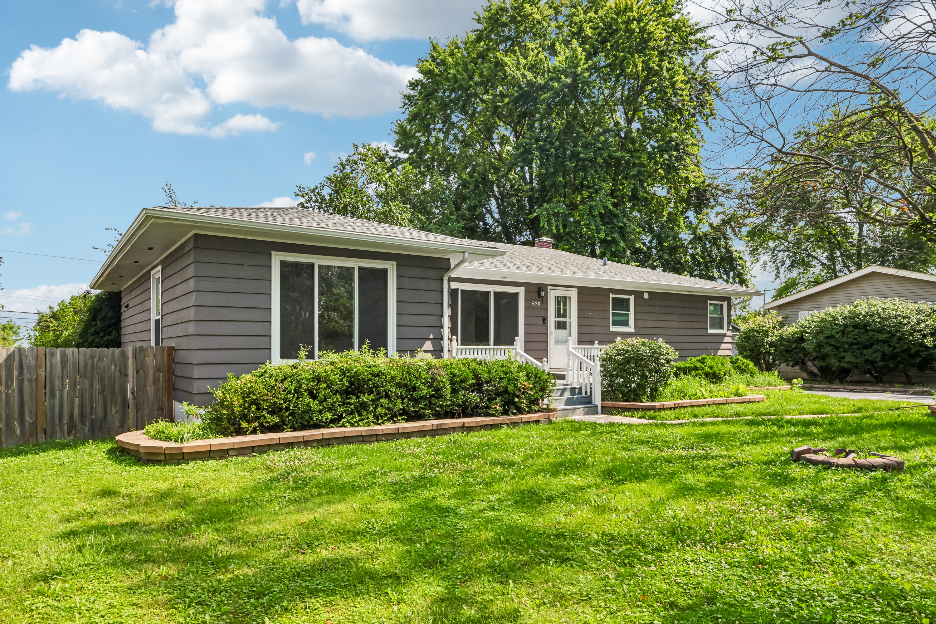 Photo 13 of 38 of 520 Woodlyn Dr, Aurora, IL