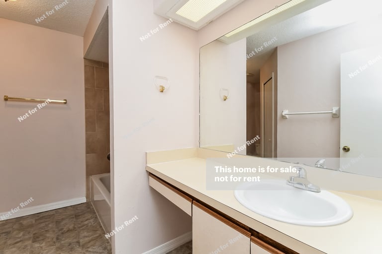 Photo 6 of 27 - 6736 Newgate Cir E, Jacksonville, FL 32244