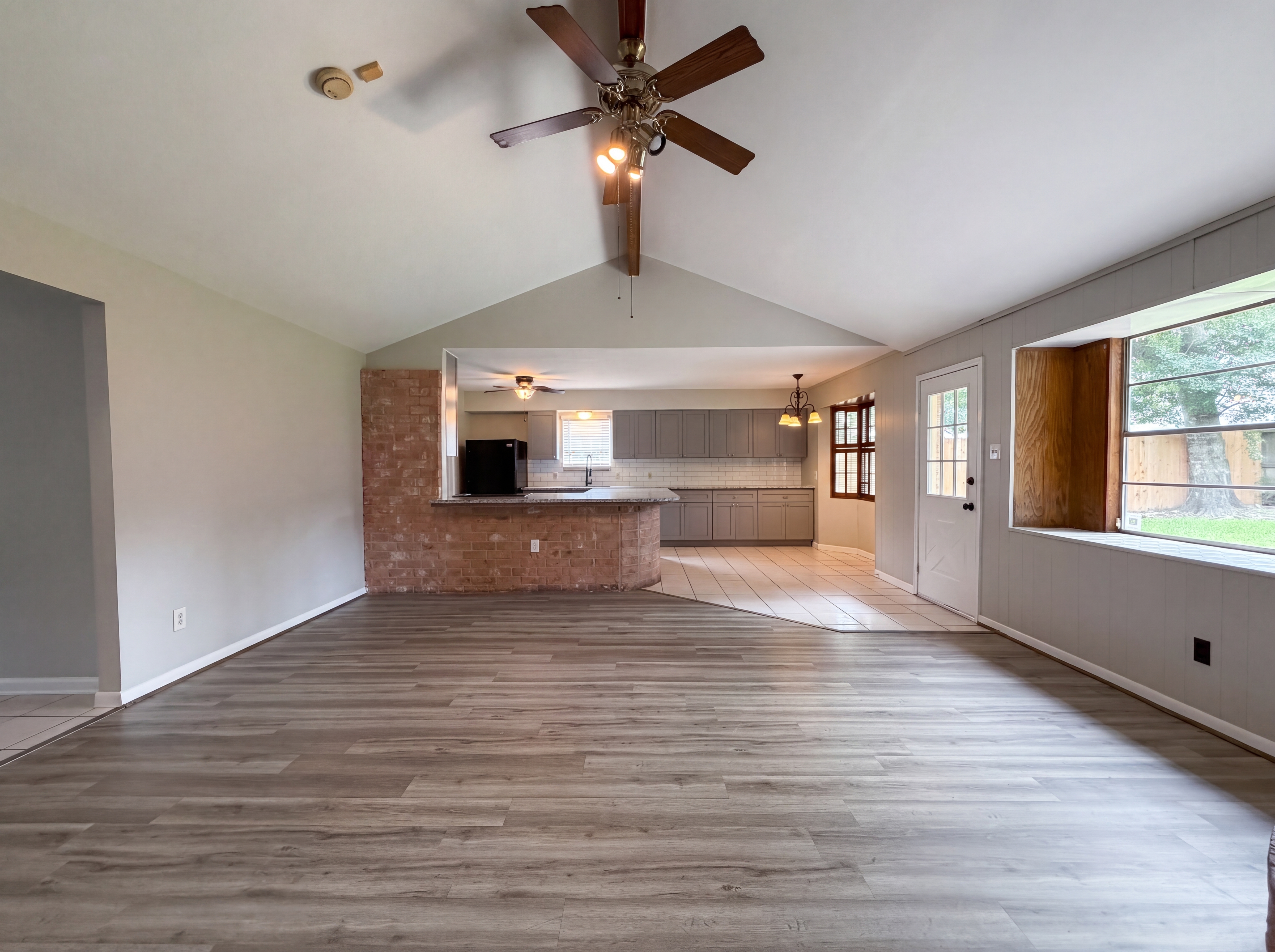 Photo 7 of 19 of 9606 Ballin David Dr, Spring, TX