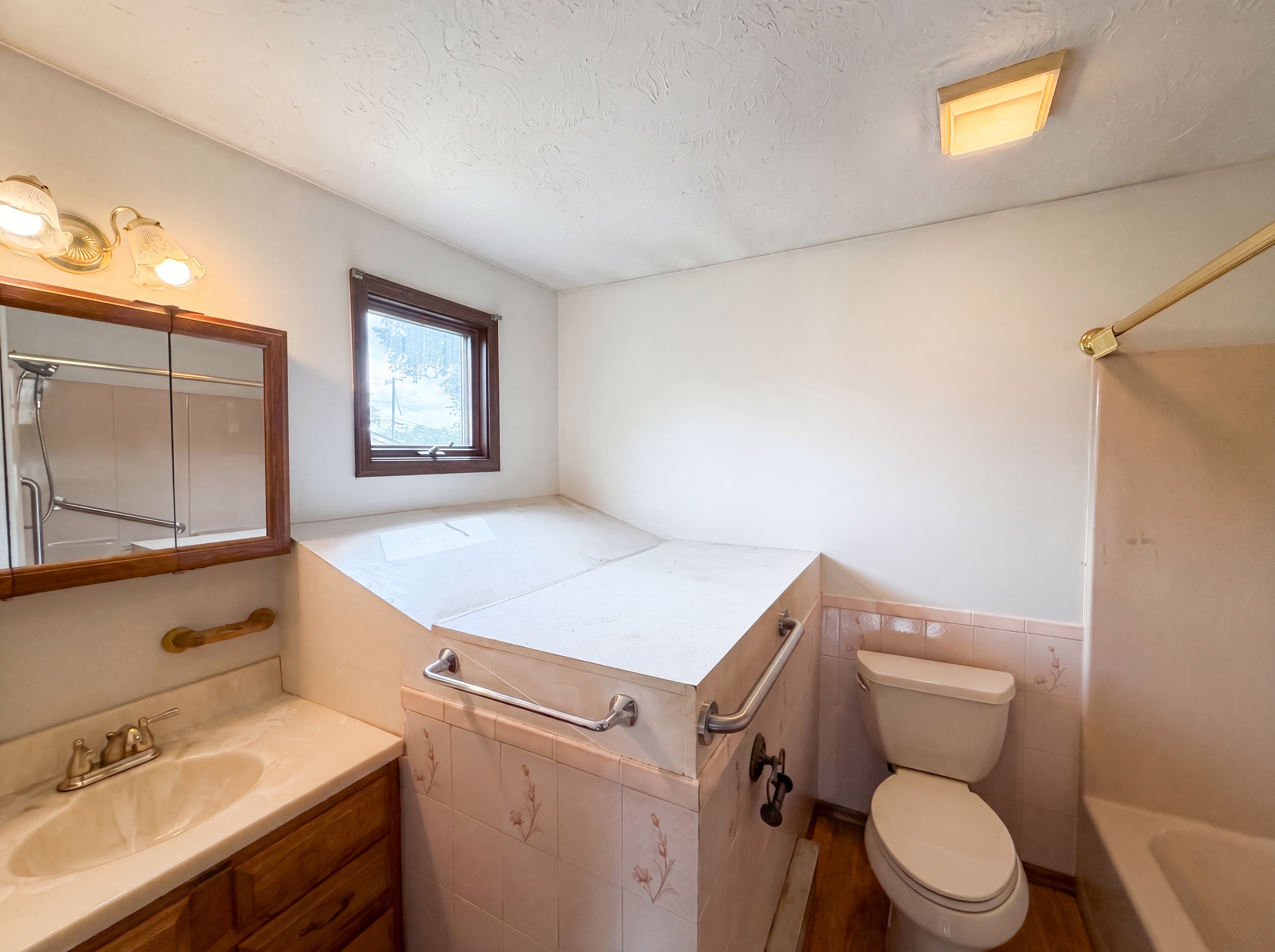 Photo 12 of 25 of 1015 Kingsway Dr, Lorain, OH