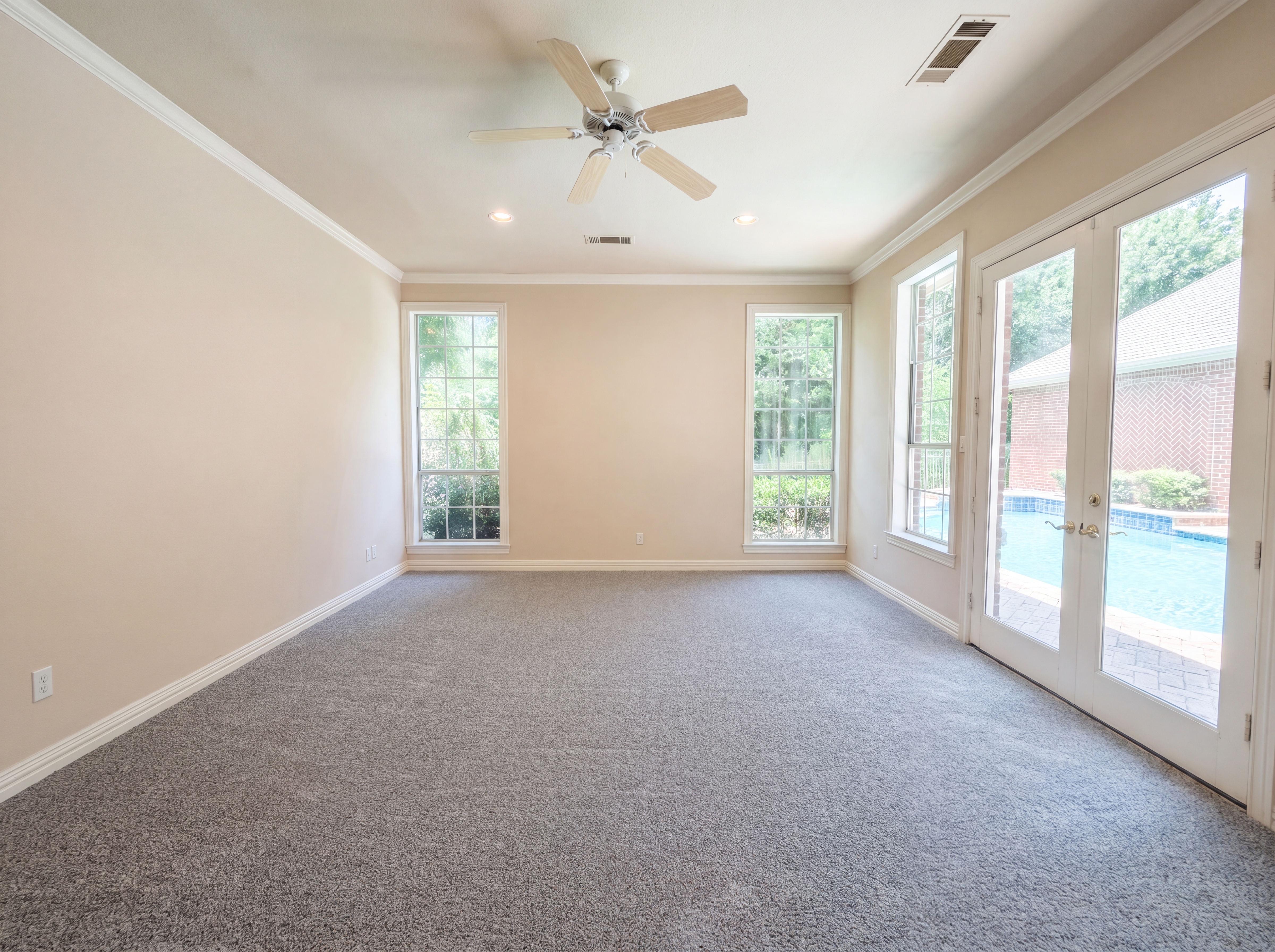 Photo 10 of 27 of 2533 Vista Creek Ct, Garland, TX