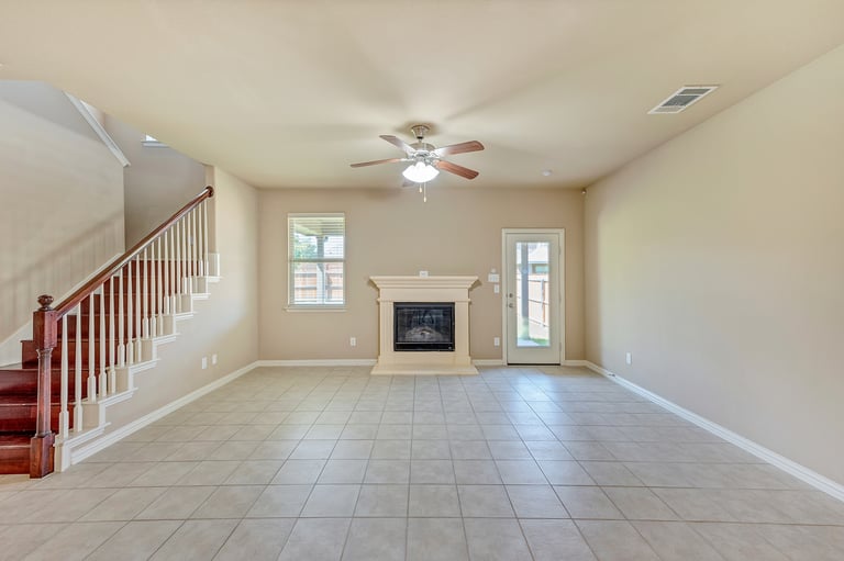 Photo 4 of 27 - 1124 Crest Breeze Dr, Haslet, TX 76052