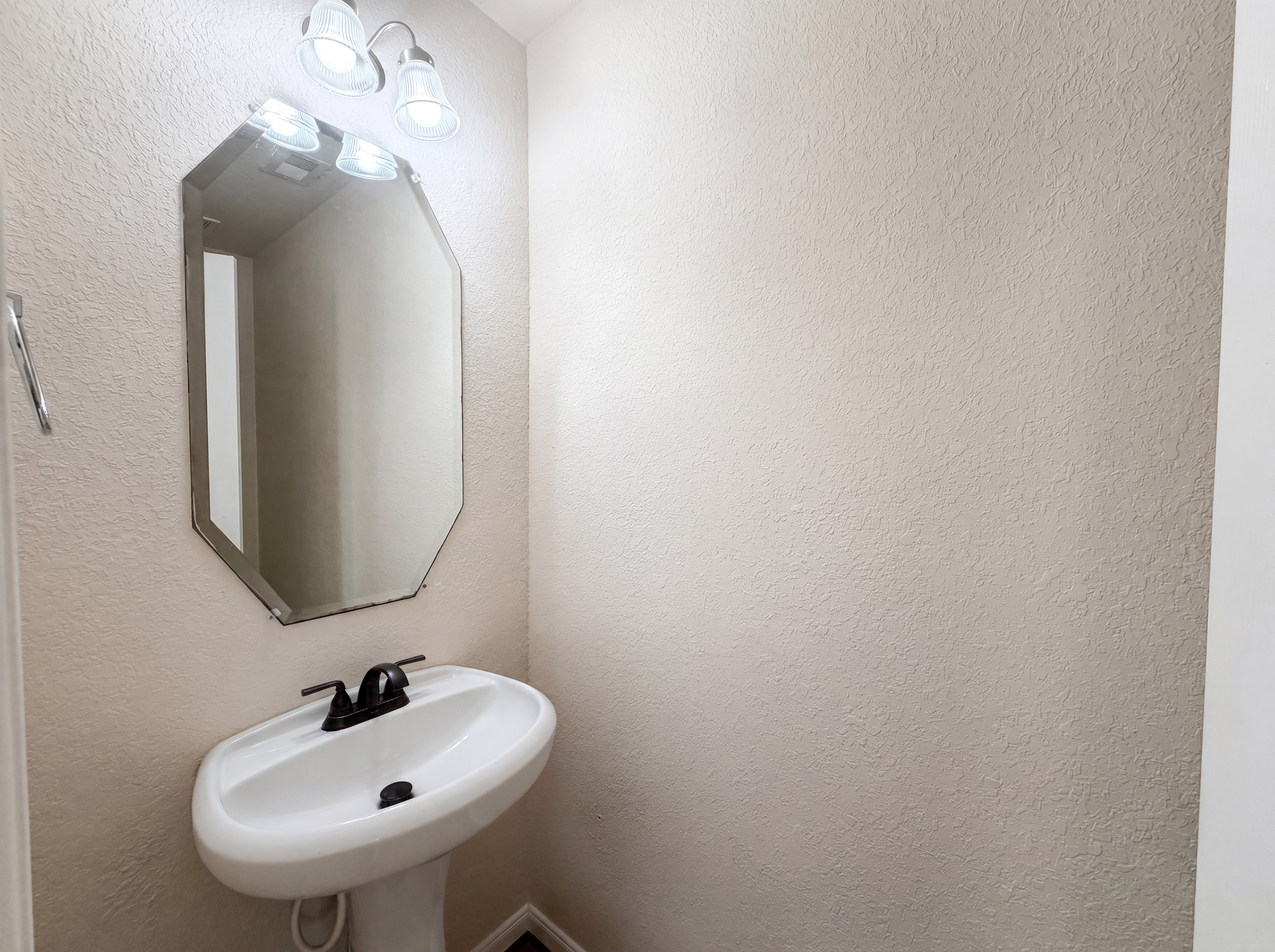 Photo 12 of 19 of 2627 Skyview Trace Ct, Houston, TX