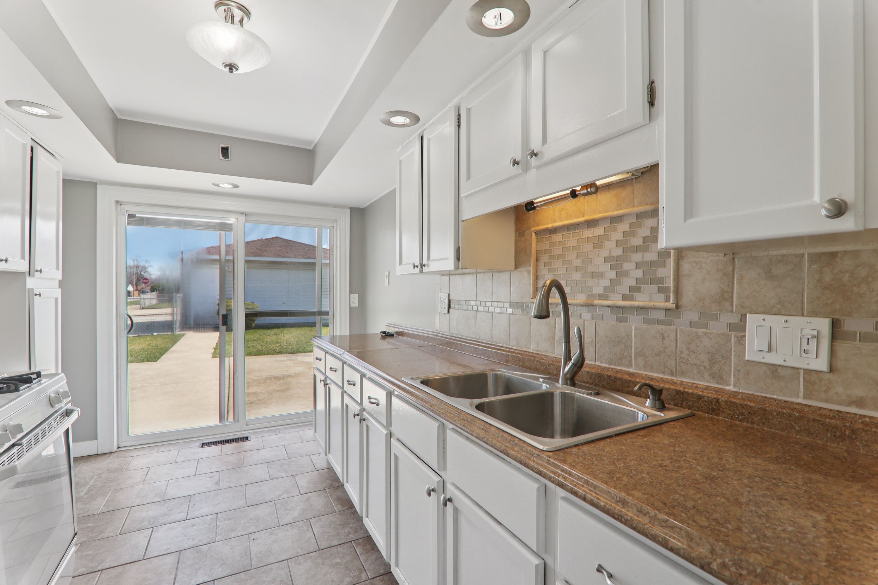 Photo 7 of 30 of 17303 Greenbay Ave, Lansing, IL