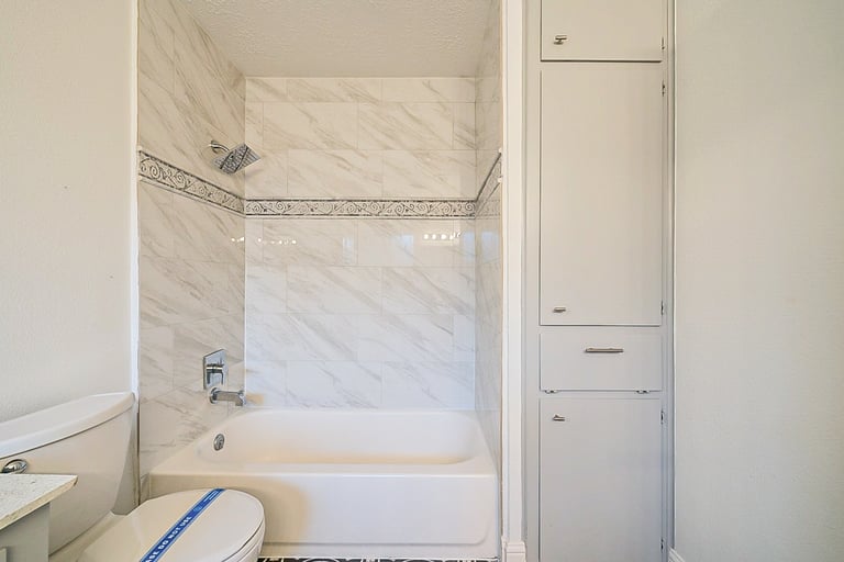 Photo 11 of 27 - 5113 Meadow Crest St, La Porte, TX 77571