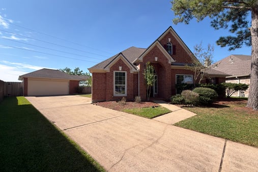Photo 1 of 31 of 3307 Wolf Ct, Pearland, TX