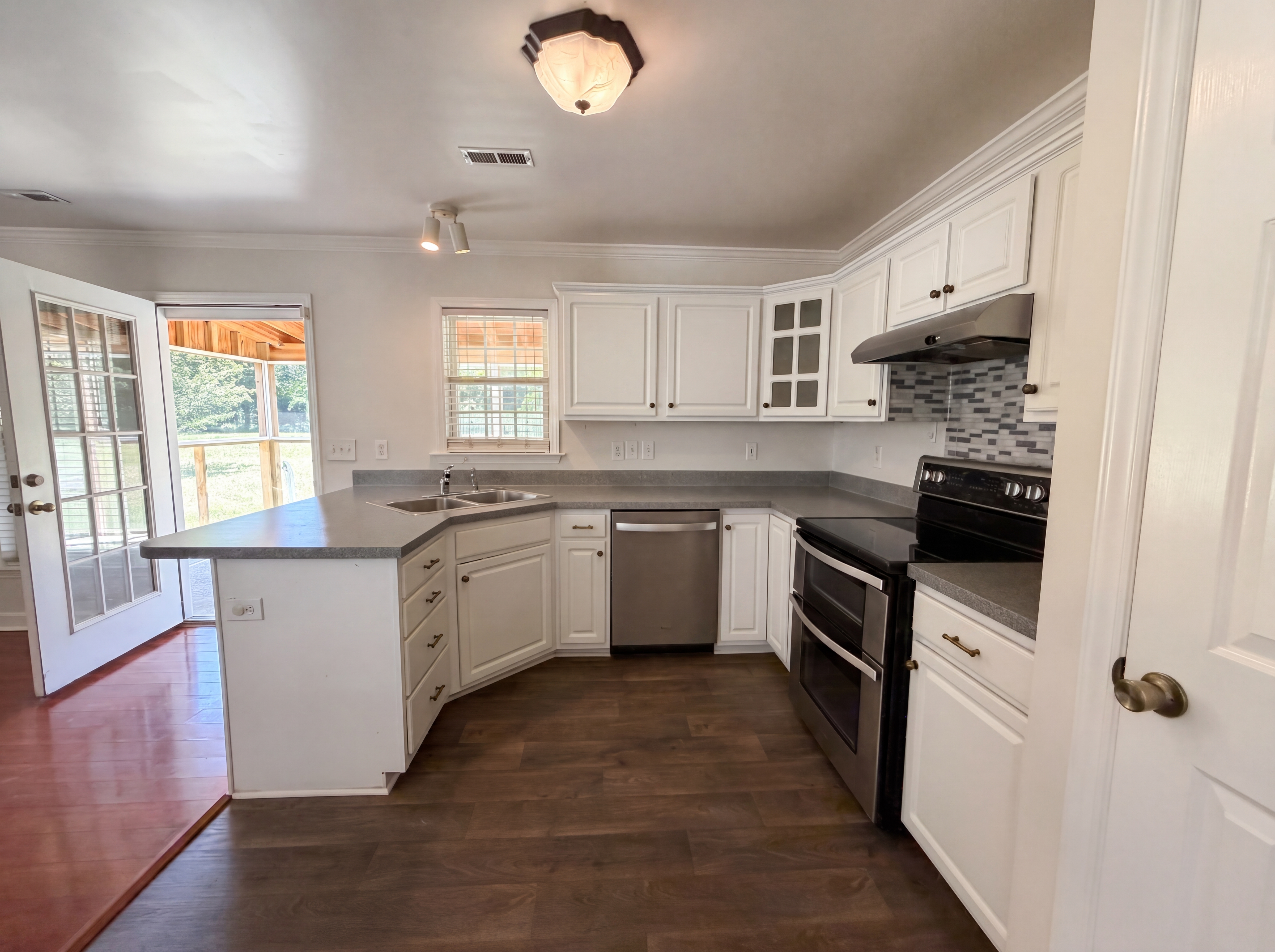Photo 2 of 16 of 4528 Lasley Dr, Winston Salem, NC