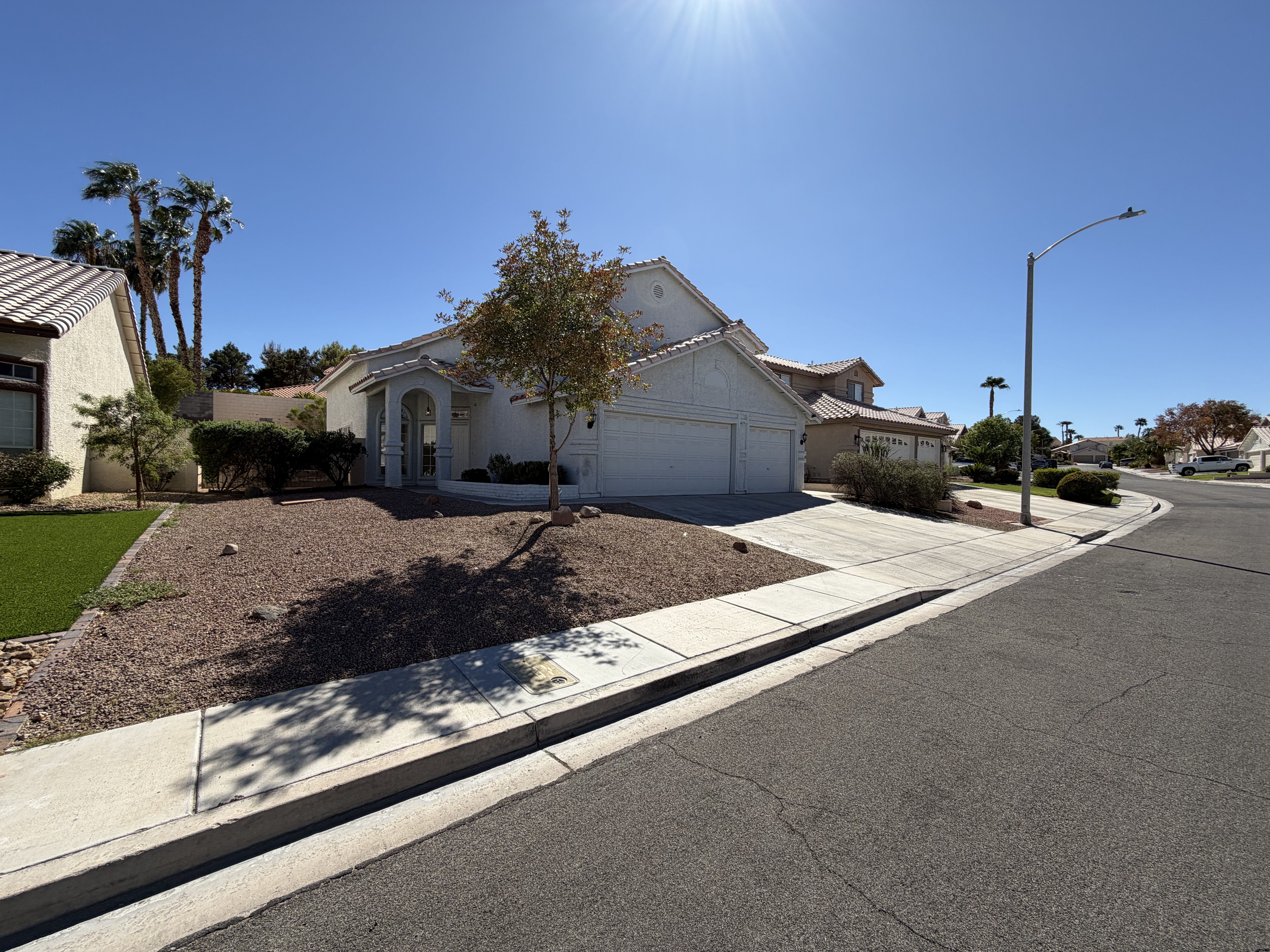 Photo 6 of 41 of 1917 Altivo Dr, Henderson, NV
