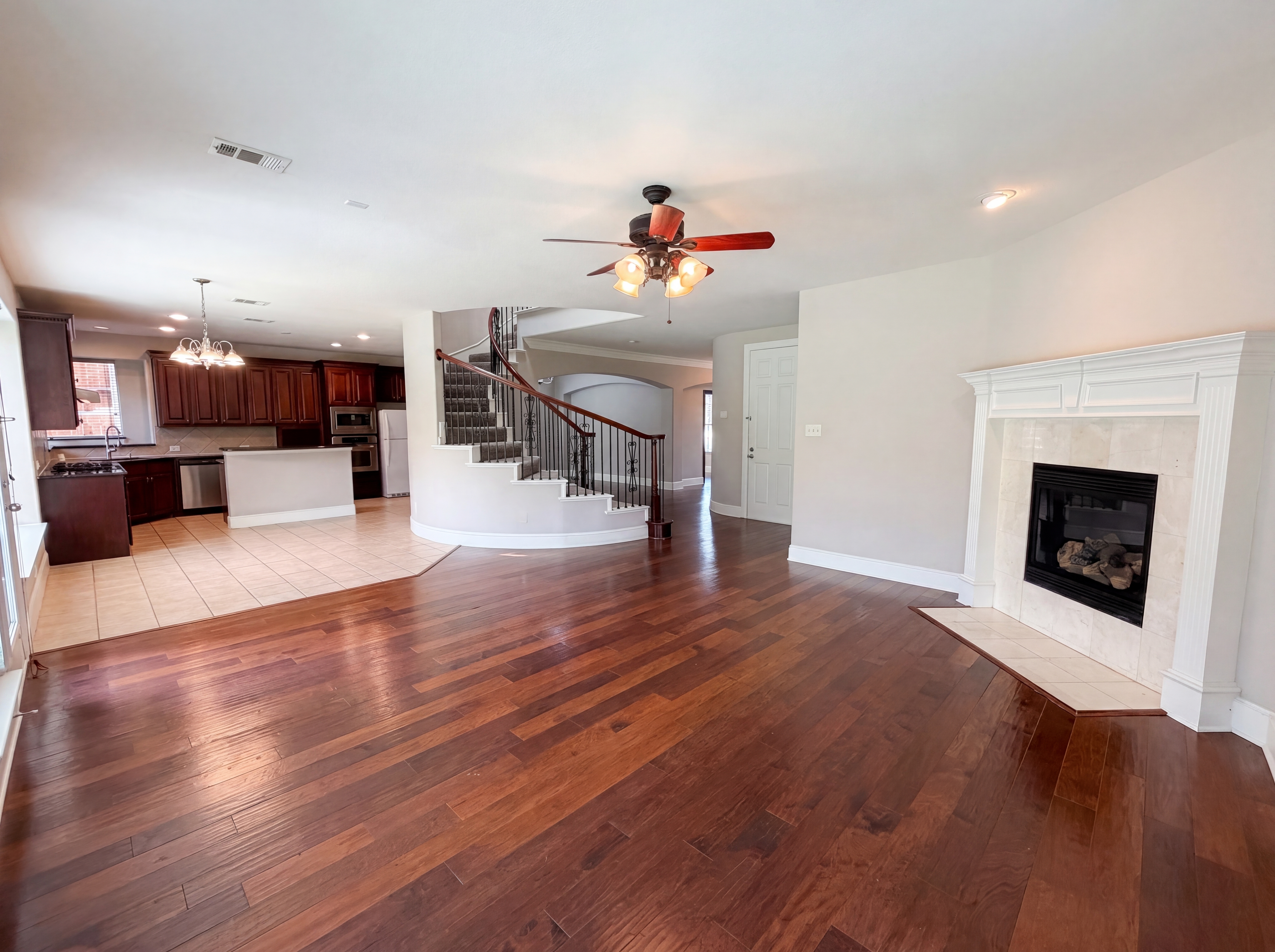 Photo 3 of 32 of 10330 Sandbar Dr, Irving, TX