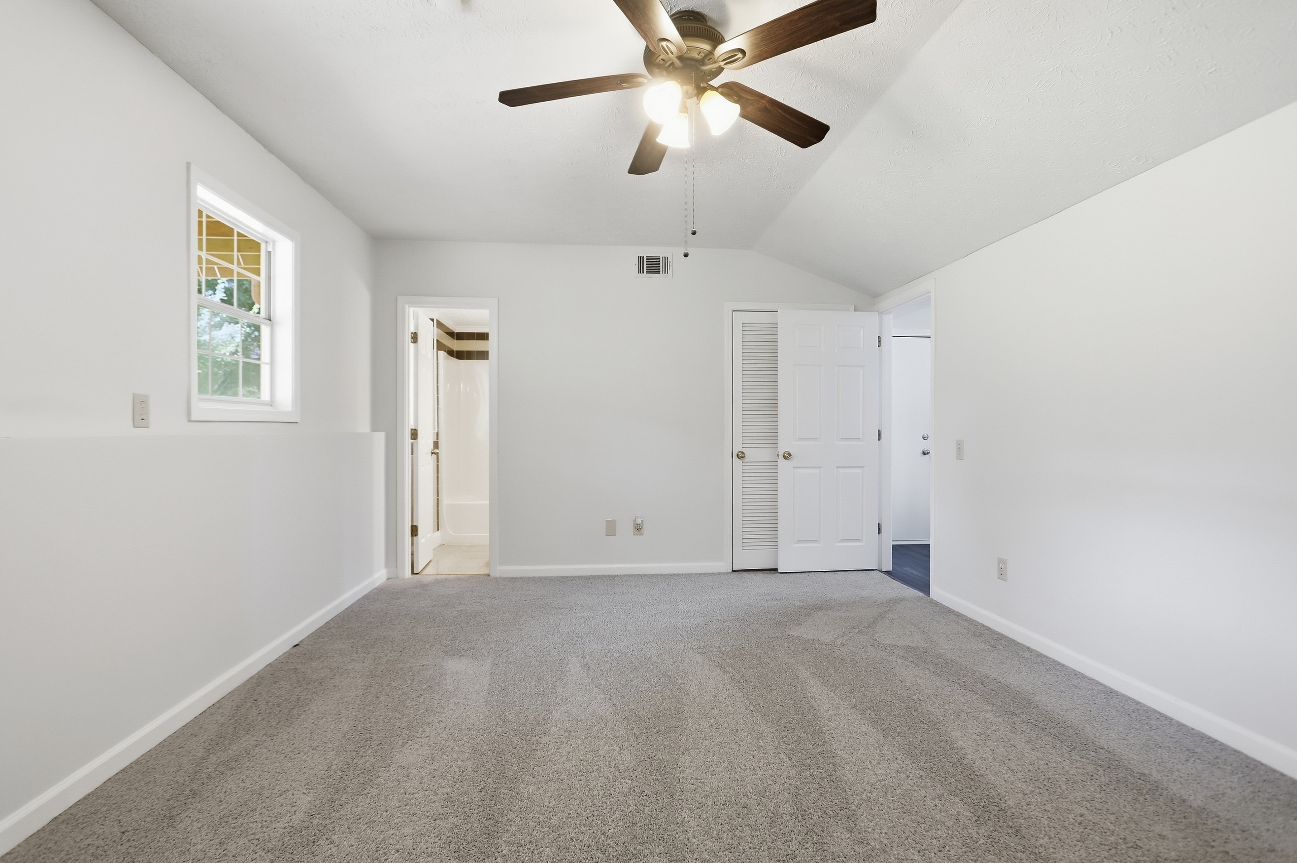 Photo 20 of 38 of 5430 Princeton Oaks Dr, Sugar Hill, GA
