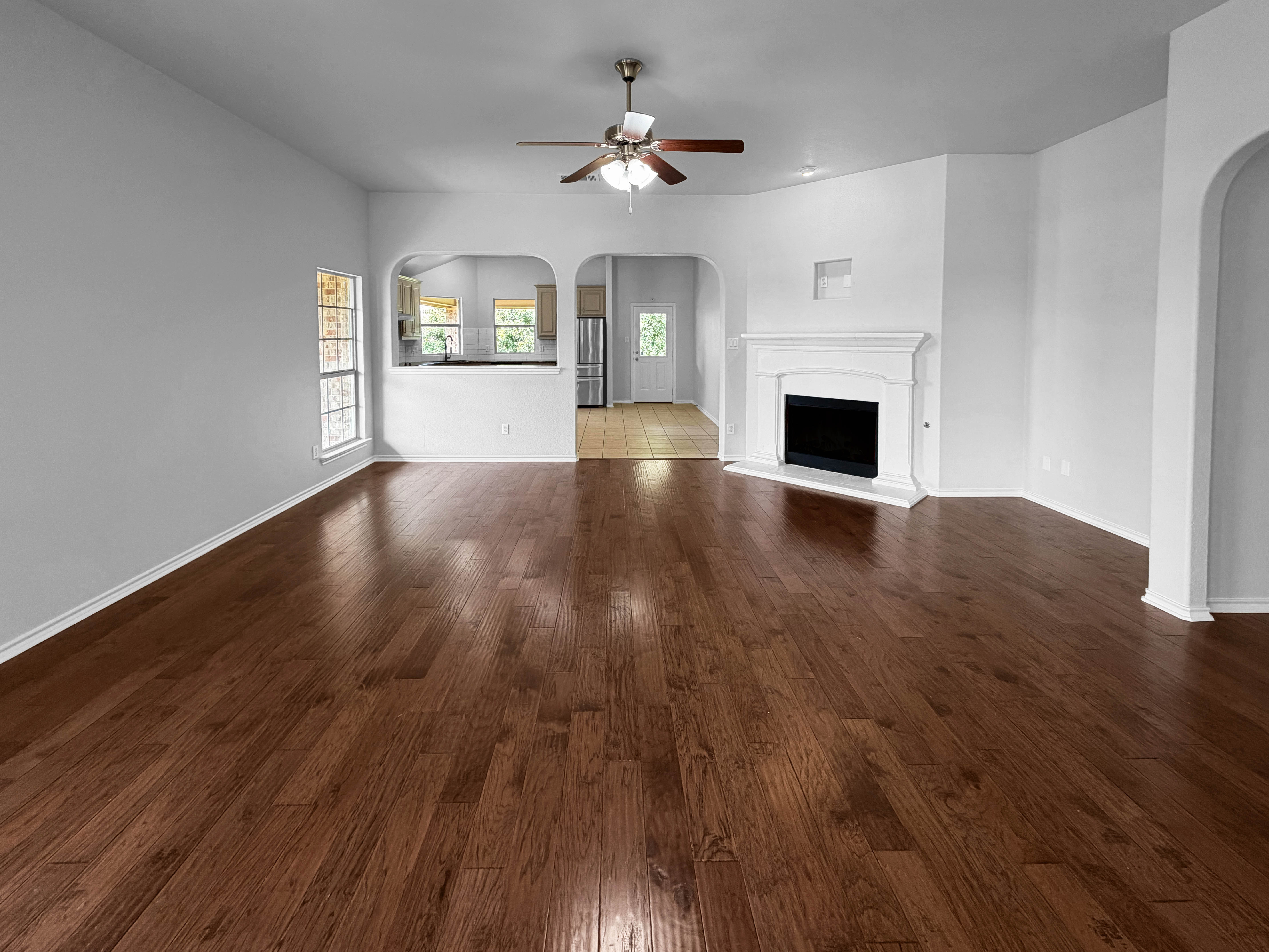 Photo 3 of 21 of 10036 Red Bluff Ln, Fort Worth, TX