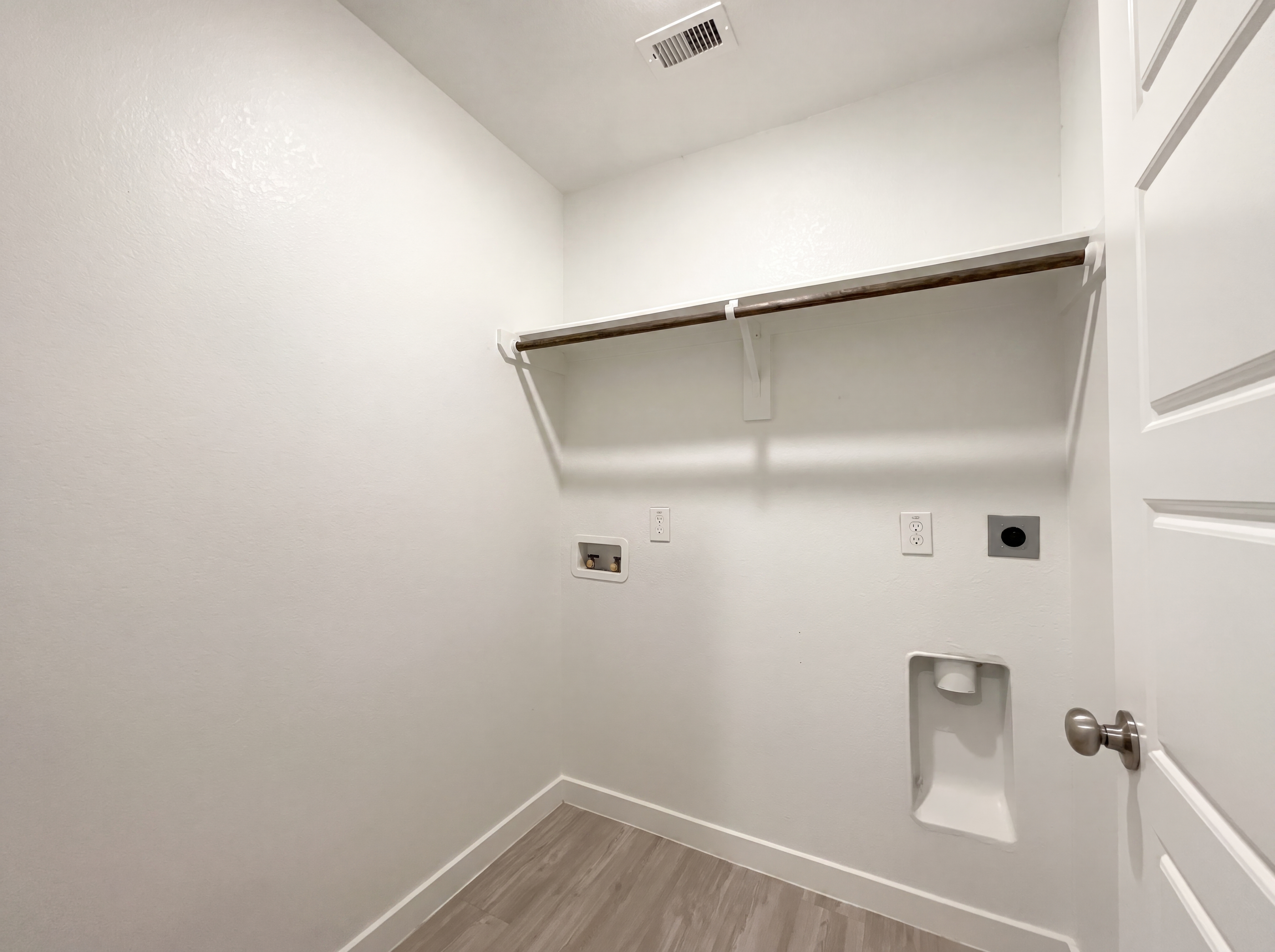 Photo 15 of 17 of 823 Deerhurst Ln, Magnolia, TX