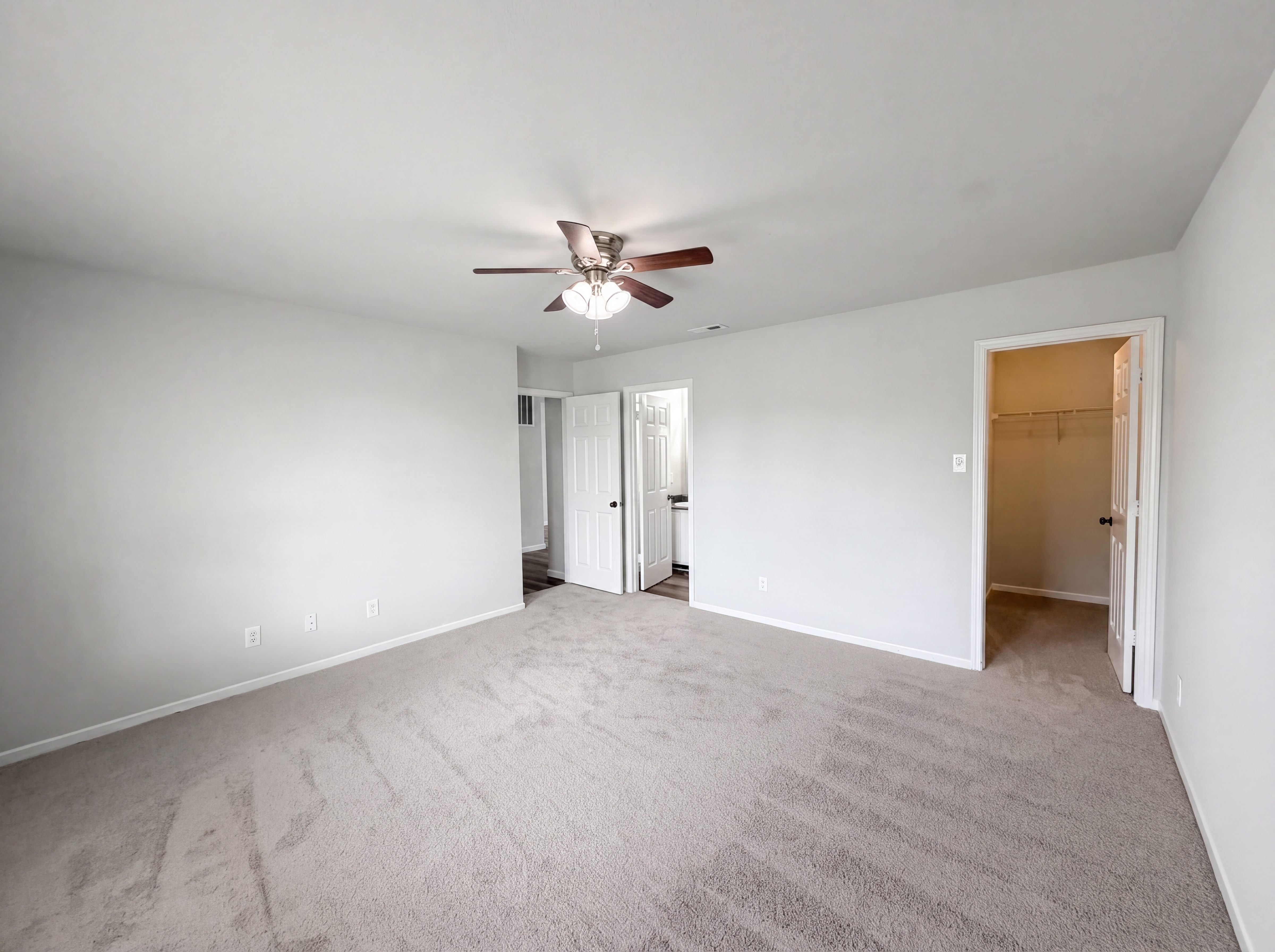 Photo 4 of 17 of 526 Bourneside Dr, Greenfield, IN