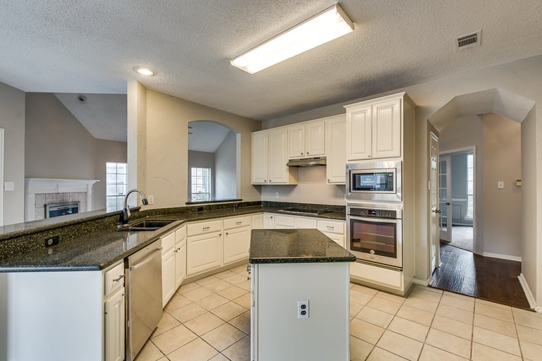 Photo 9 of 38 - 404 Pecan Hollow Dr, Coppell, TX 75019