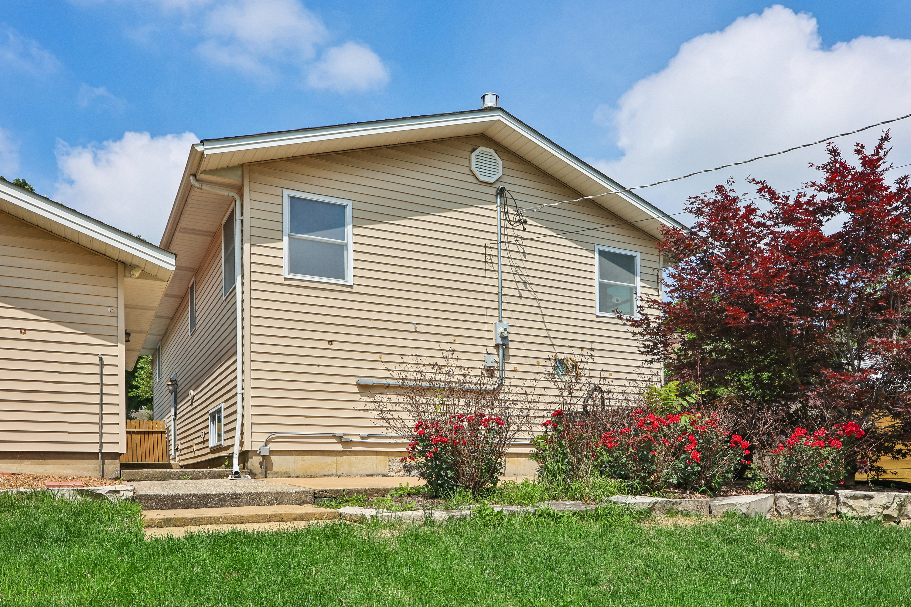 Photo 5 of 35 of 327 Oakwood Dr, Antioch, IL