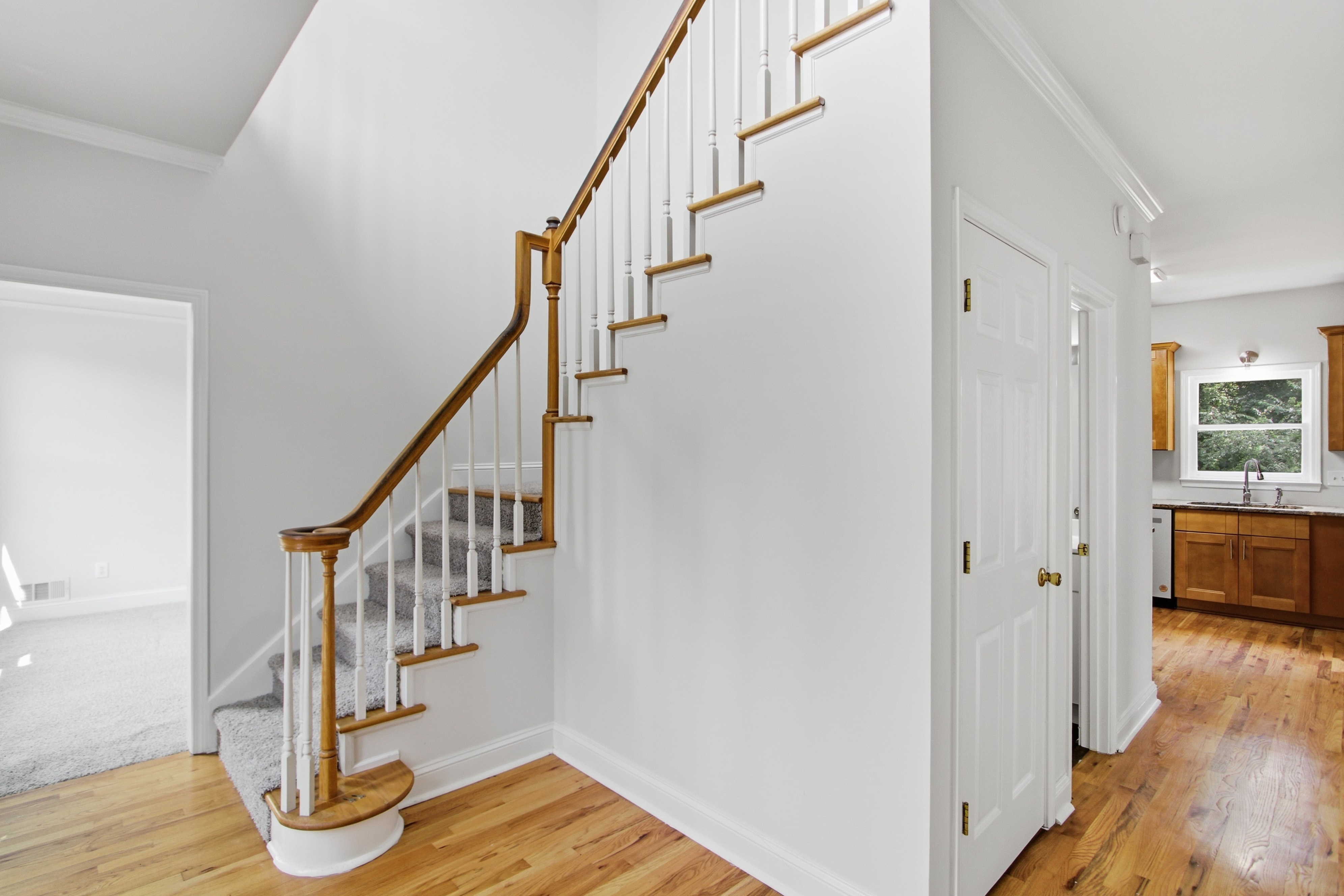 Photo 11 of 47 of 470 Fairway Walk Dr, Lawrenceville, GA
