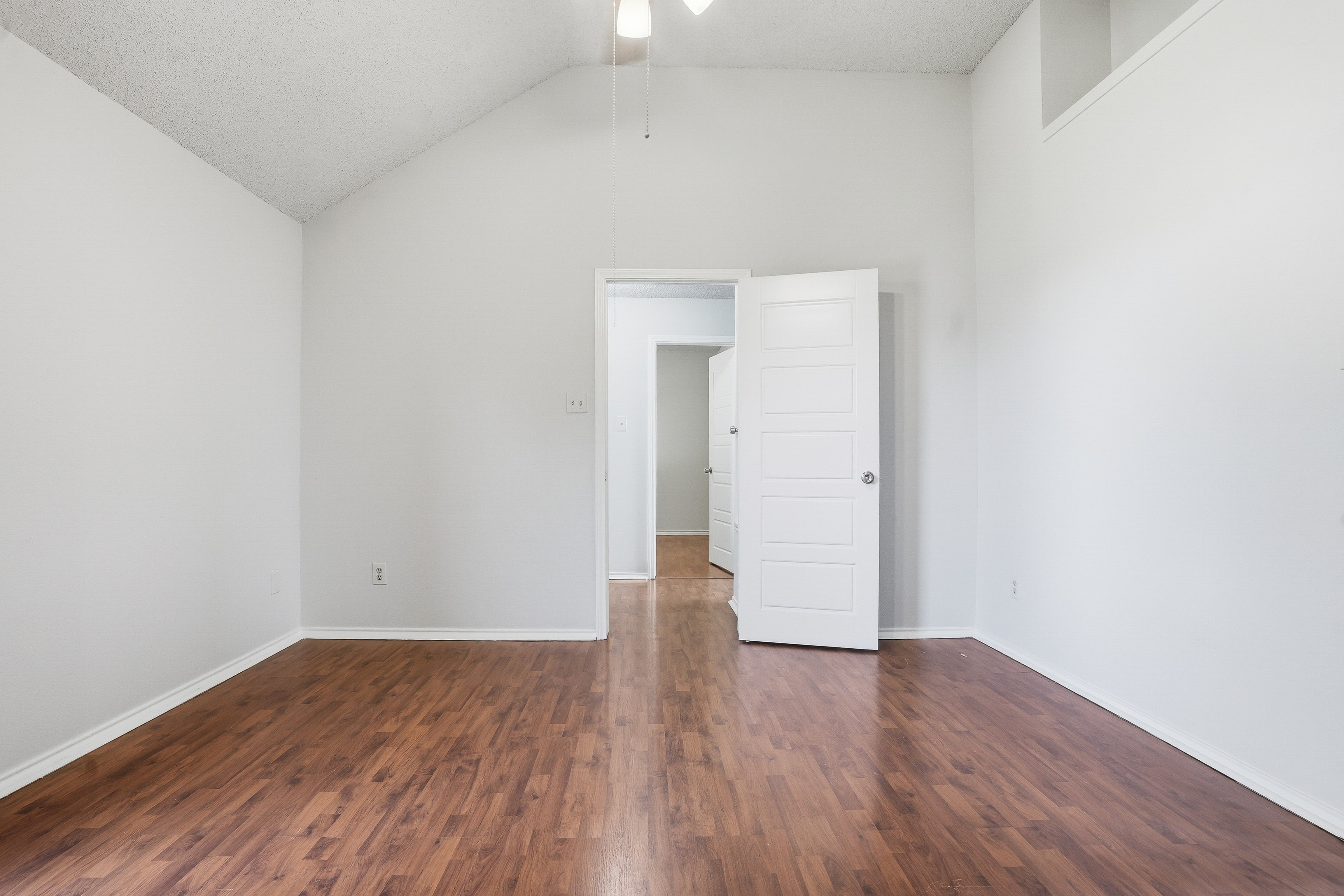 Photo 4 of 31 of 2142 Falcon Ridge Dr, Carrollton, TX
