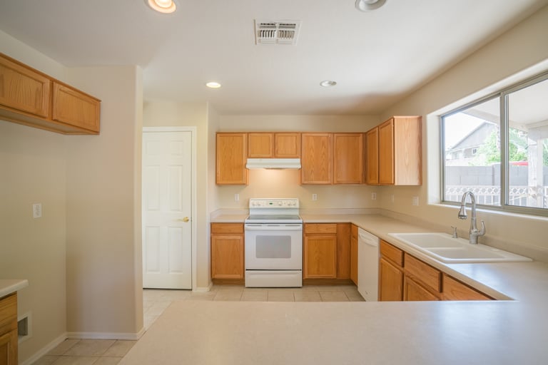 Photo 8 of 35 - 15926 W Monte Cristo Ave, Surprise, AZ 85374