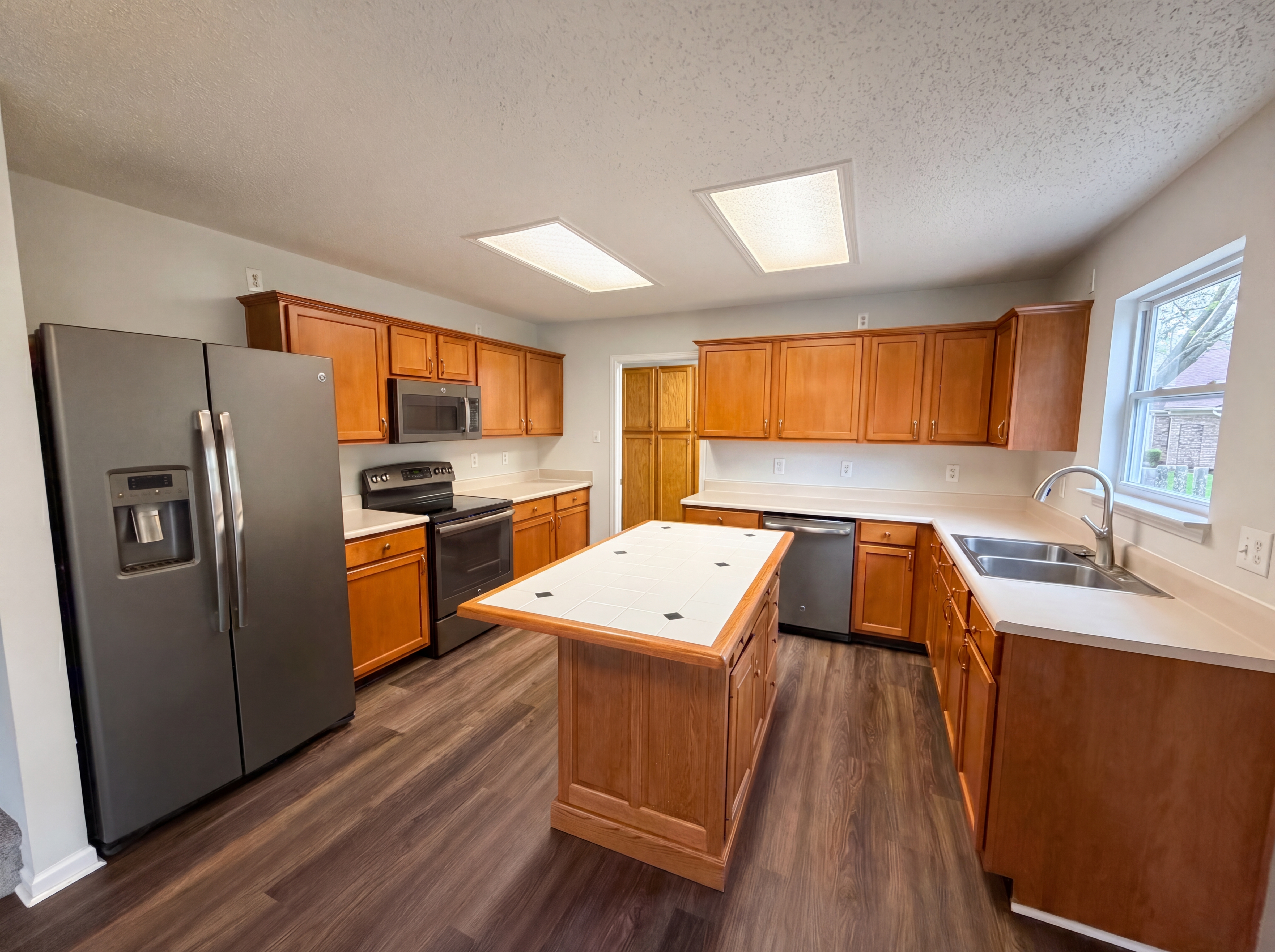 Photo 2 of 22 of 1108 Albemarle Cir, Noblesville, IN