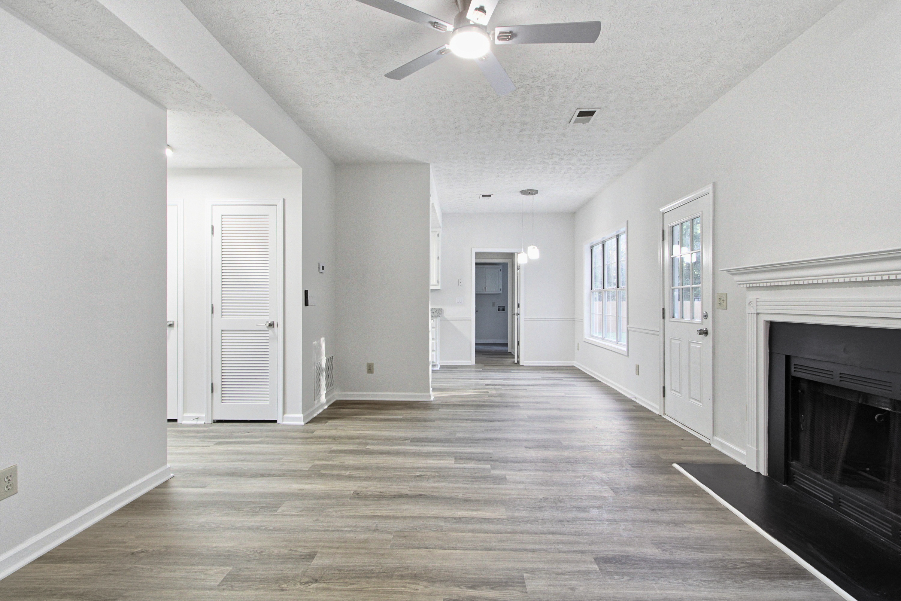 Photo 3 of 34 of 6833 Sarah Jane Ln, Riverdale, GA