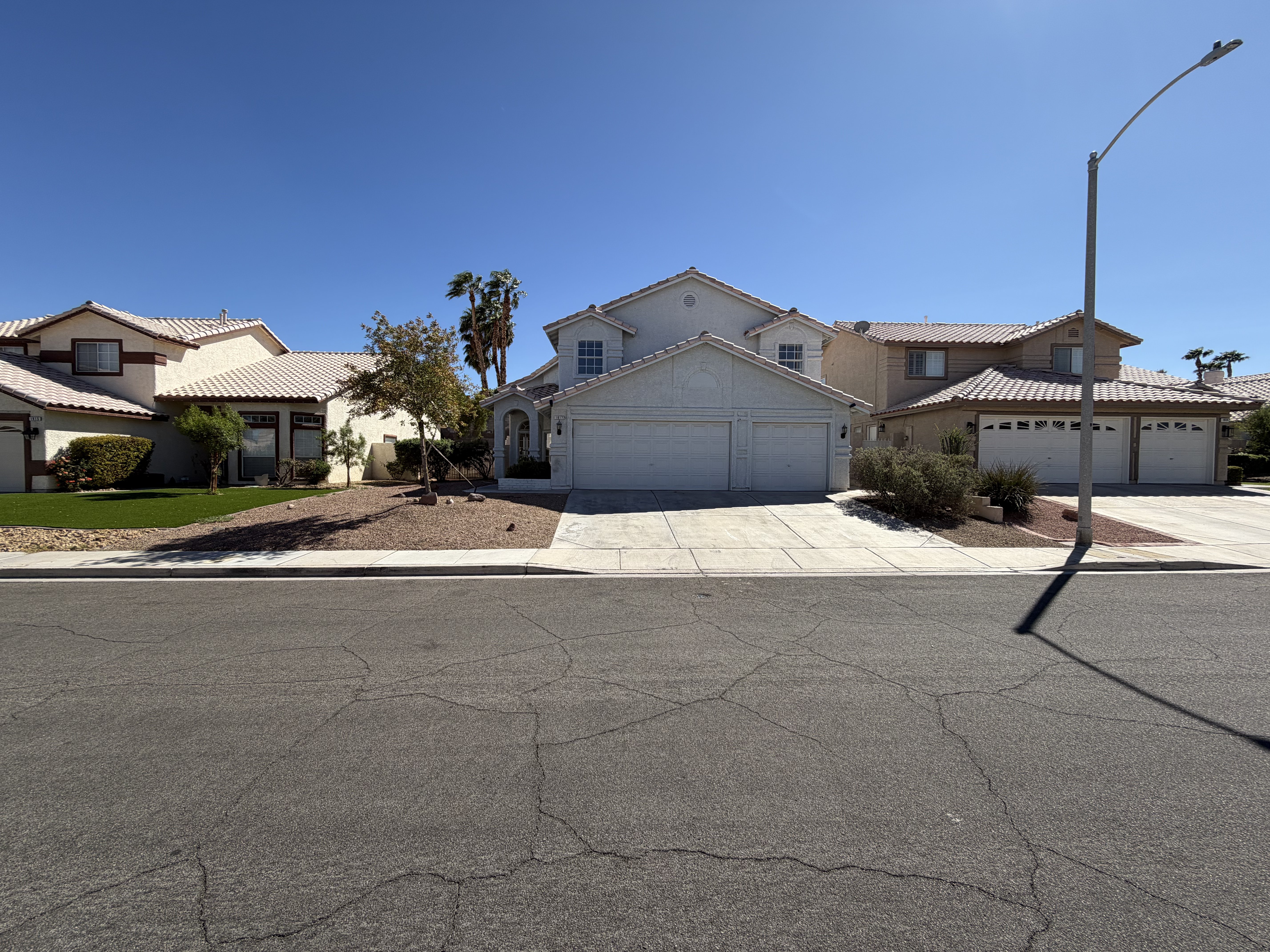 Photo 33 of 41 of 1917 Altivo Dr, Henderson, NV