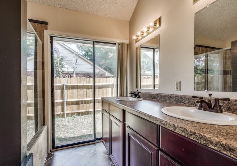 Photo 18 of 29 - 3301 Fairview Dr, Corinth, TX 76210