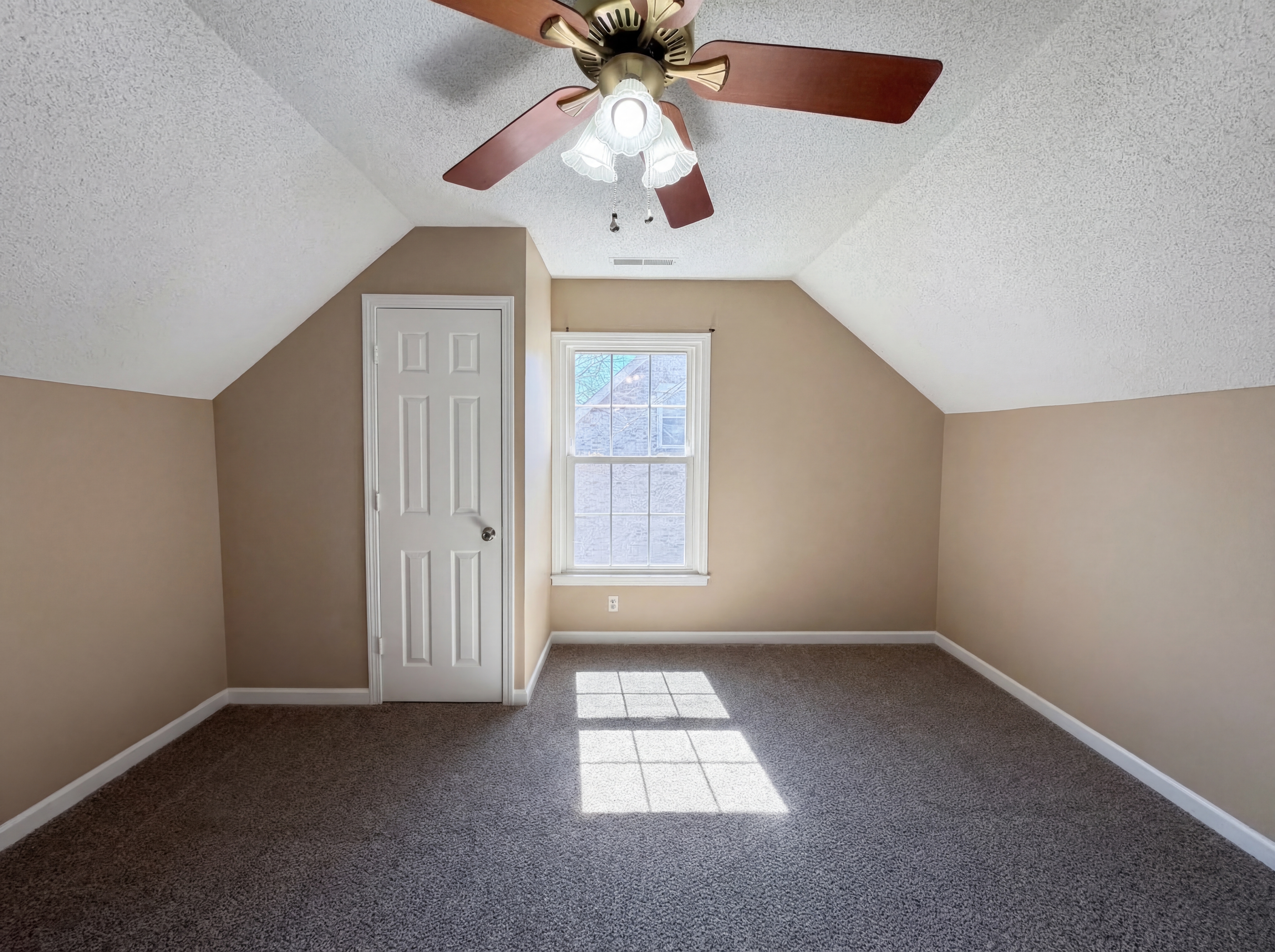 Photo 14 of 23 of 1157 Woodbridge Dr, Clarksville, TN