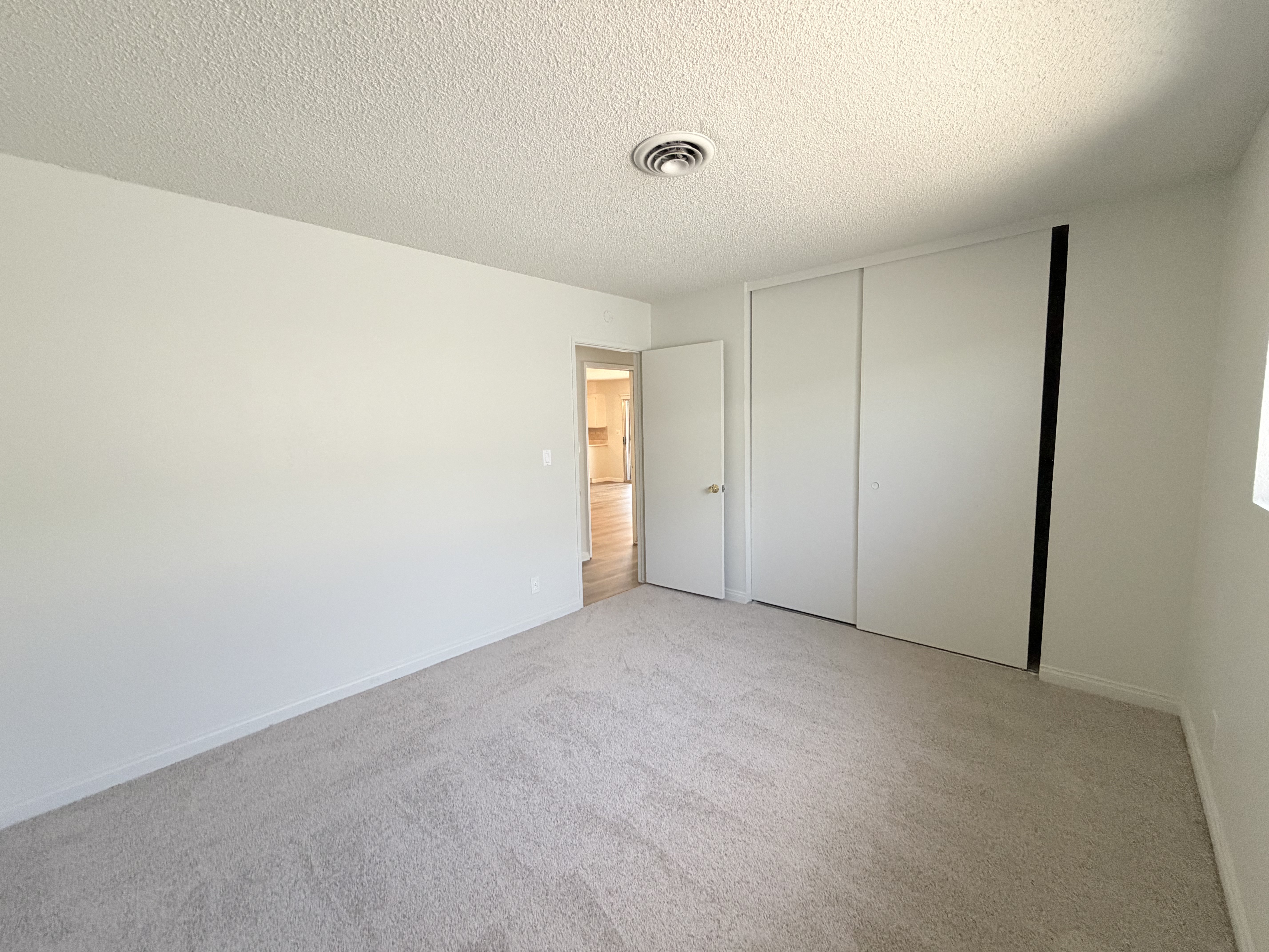 Photo 14 of 42 of 1483 Pawnee Dr, Las Vegas, NV