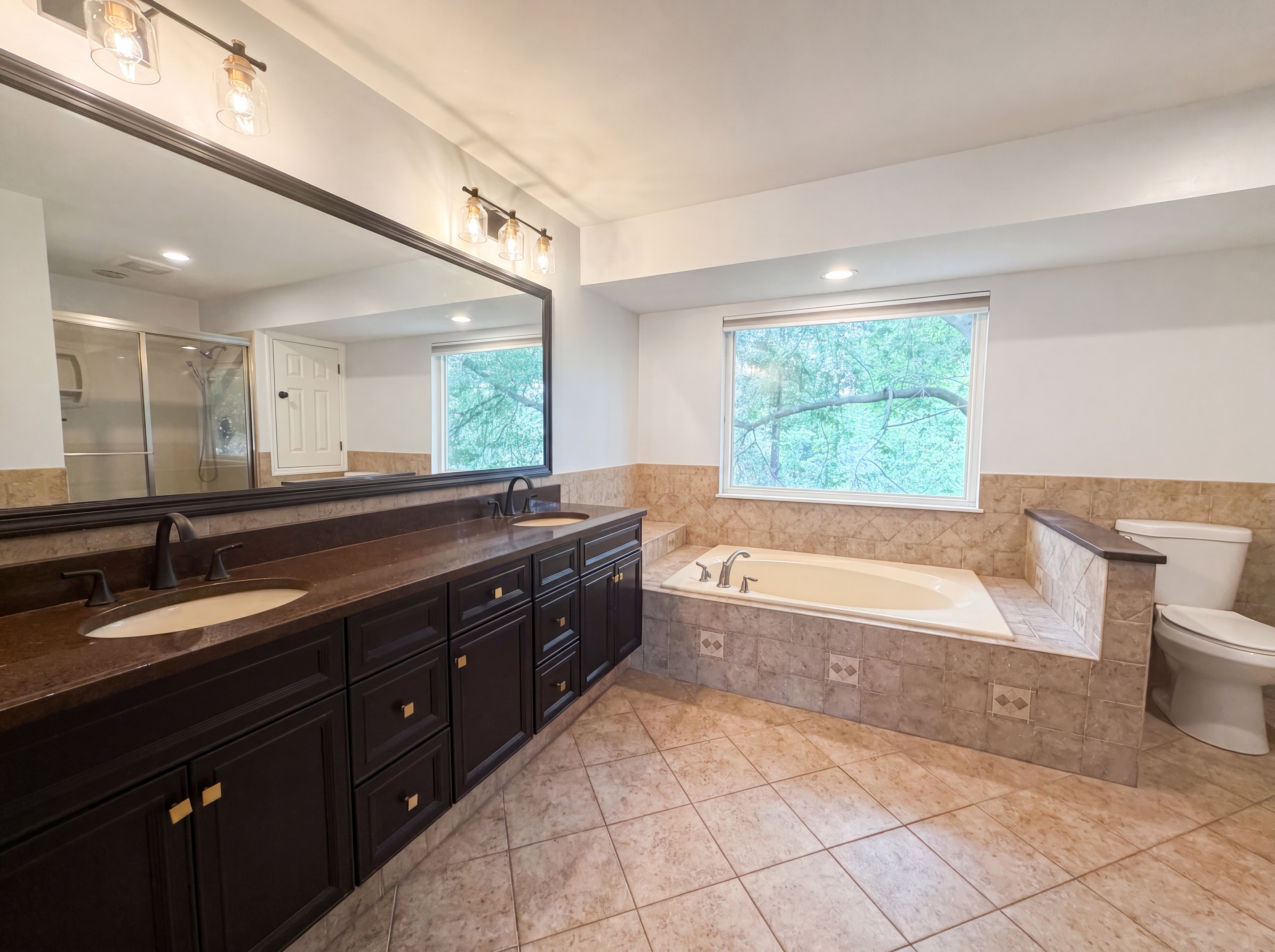Photo 12 of 31 of 16201 Surfview Ct, Grover, MO