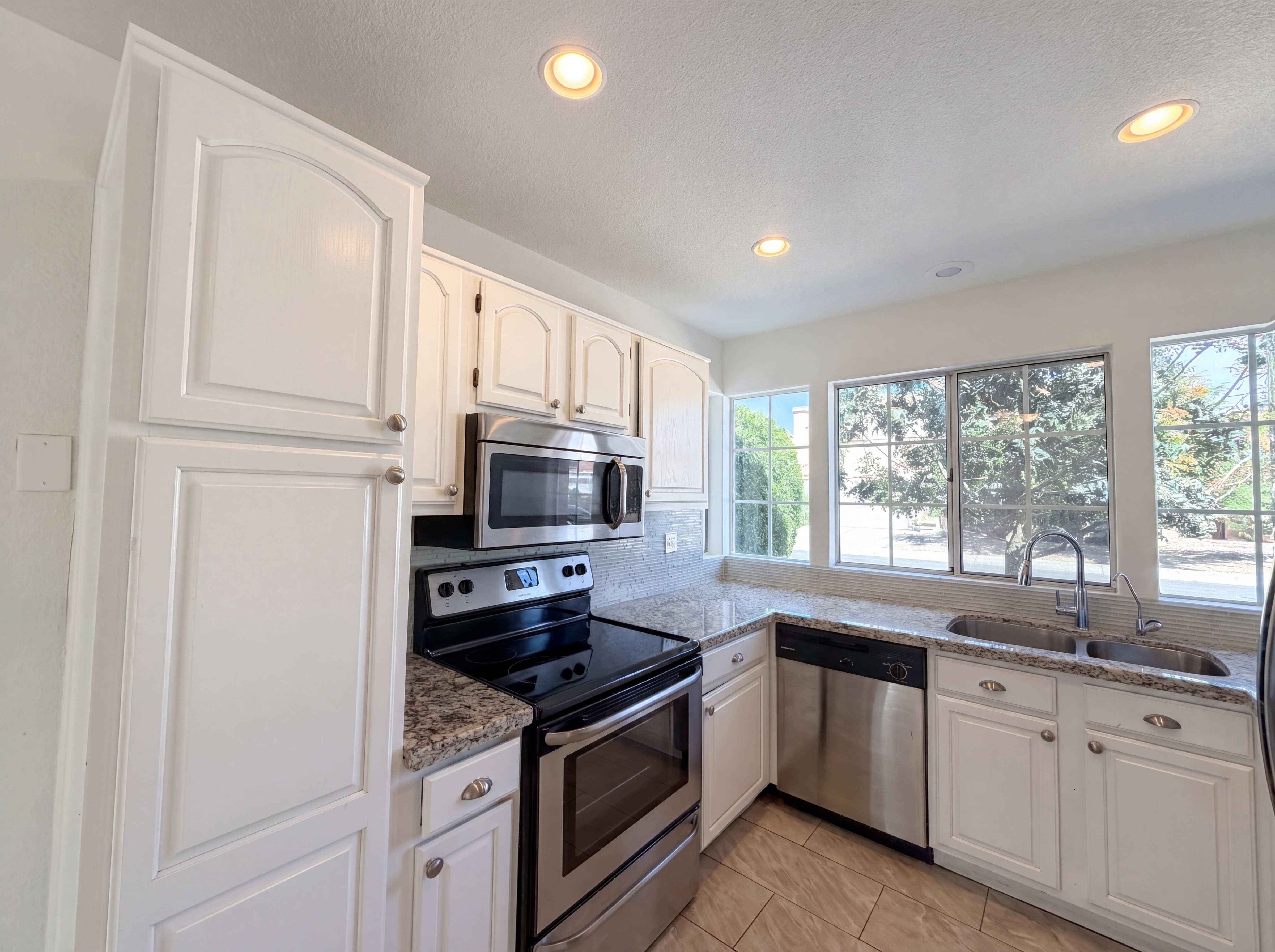 Photo 2 of 21 of 1114 S Tiago Dr, Gilbert, AZ