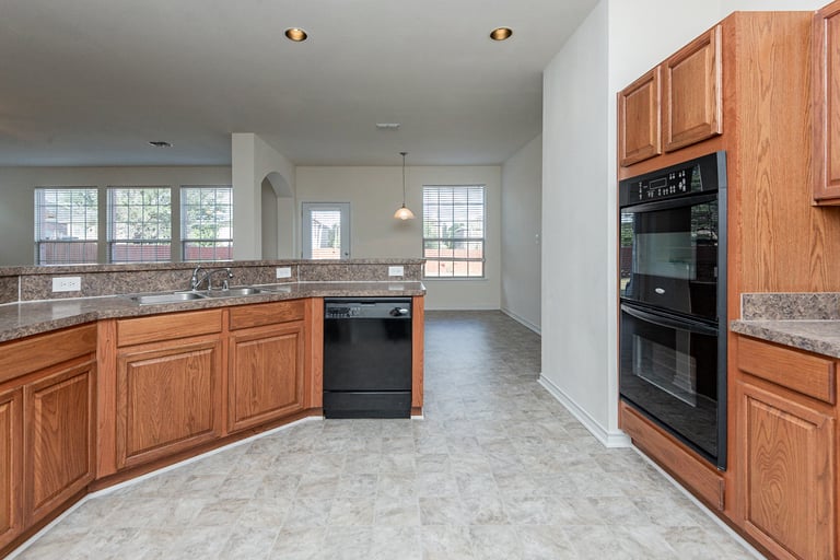 Photo 9 of 33 - 7715 Longbow Ln, Arlington, TX 76002