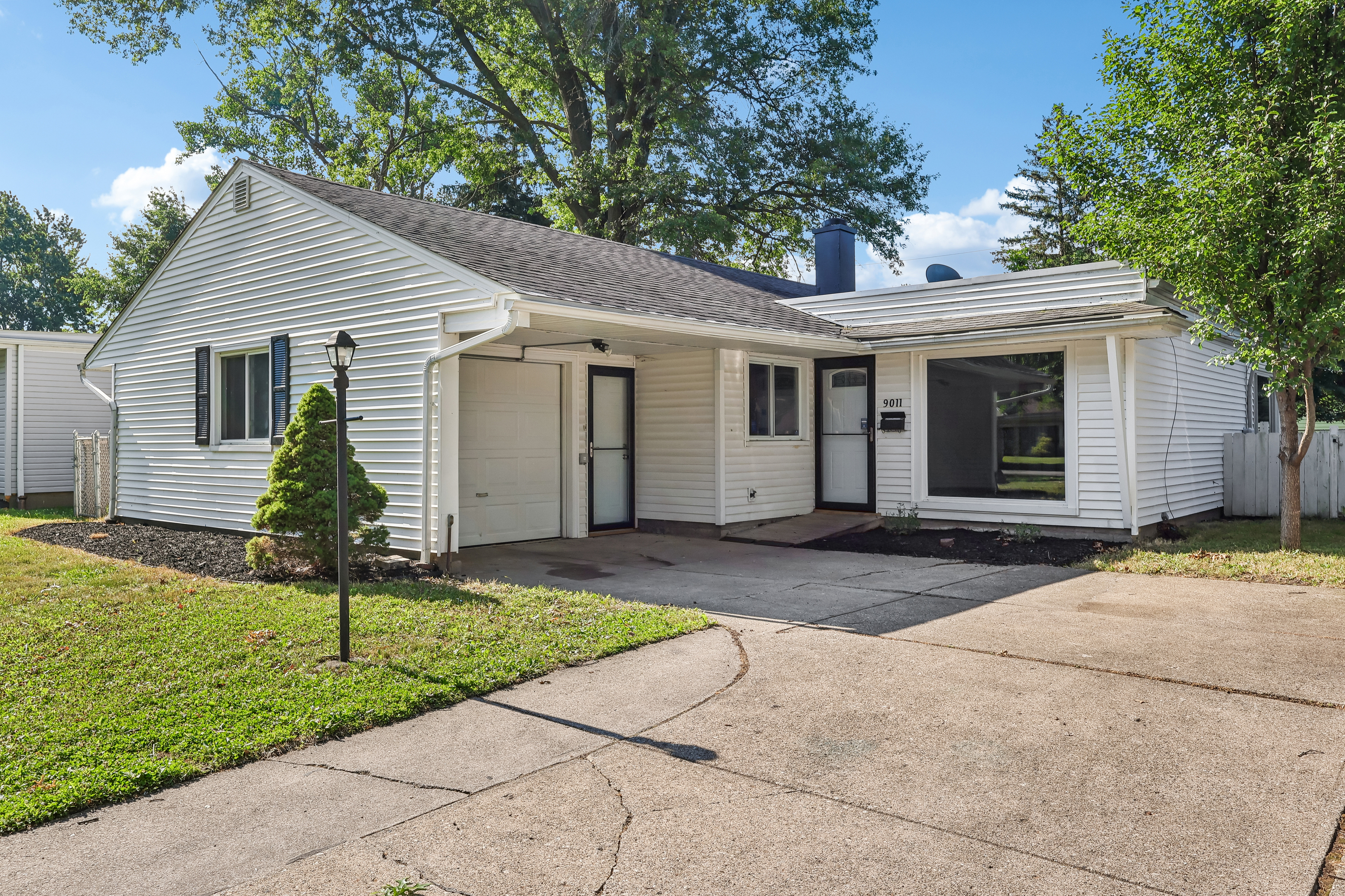Photo 22 of 33 of 9011 Manorford Dr, Cleveland, OH