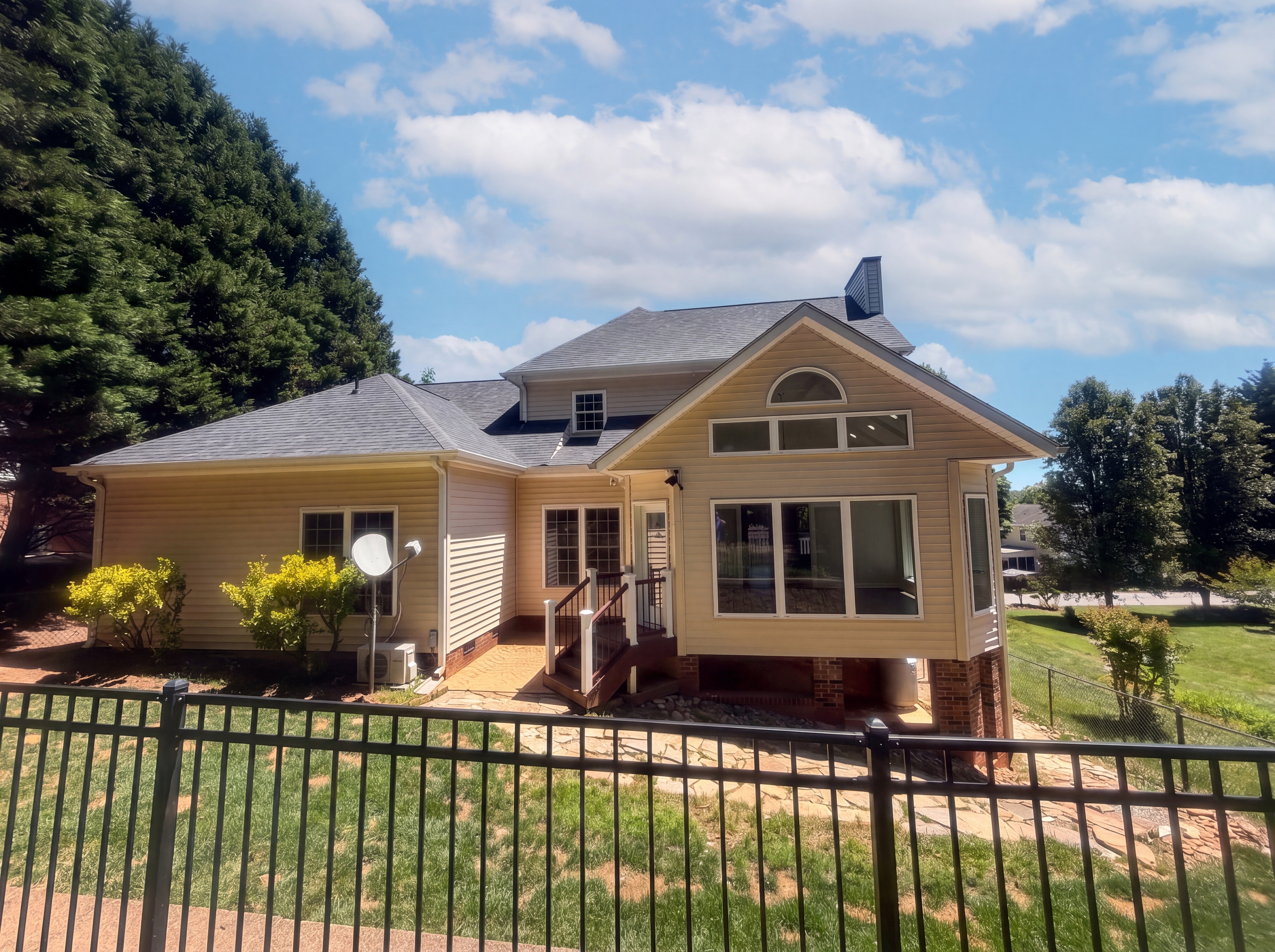 Photo 5 of 33 of 6120 Tennyson Dr, Kernersville, NC