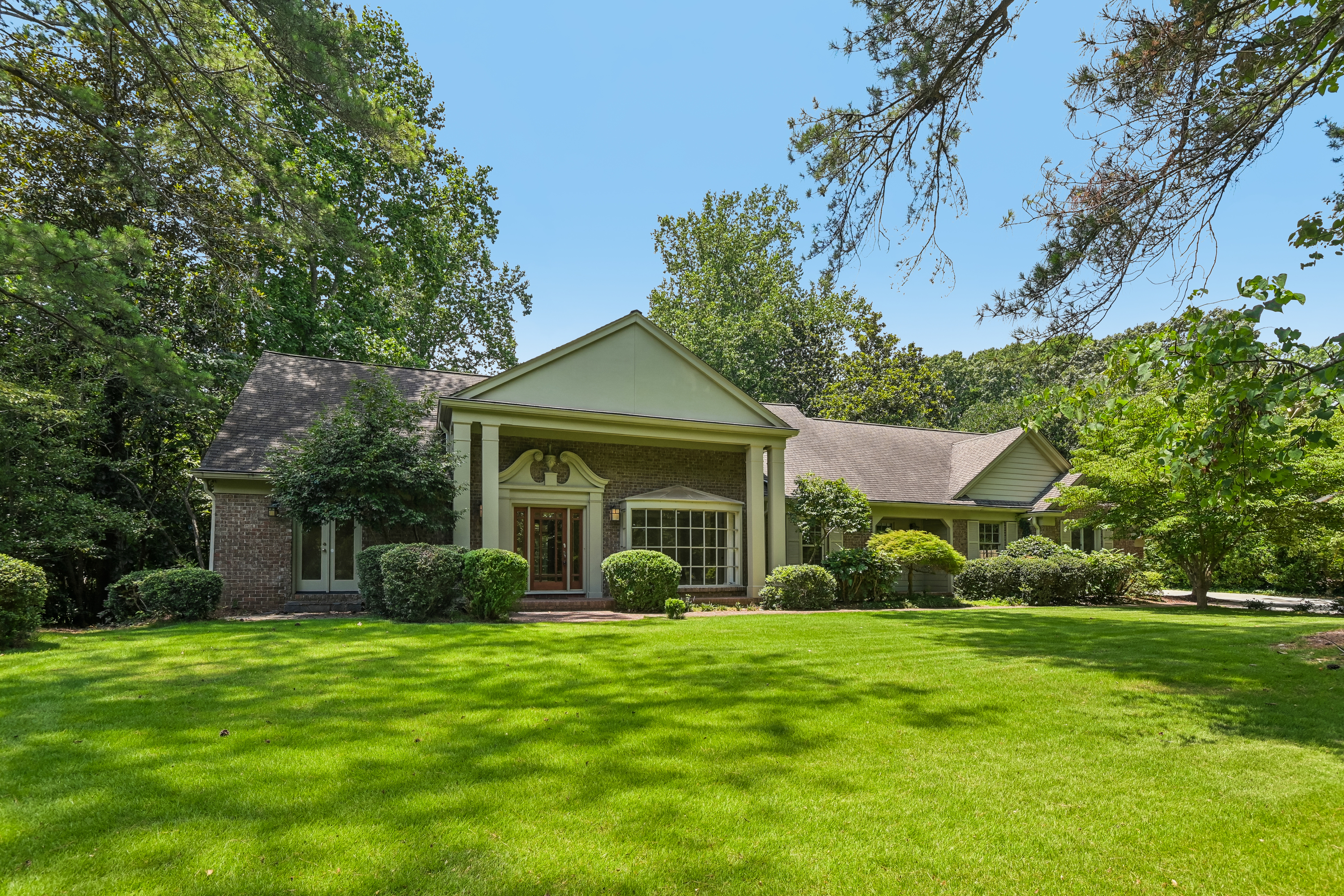 Photo 12 of 87 of 3135 Spalding Dr, Atlanta, GA