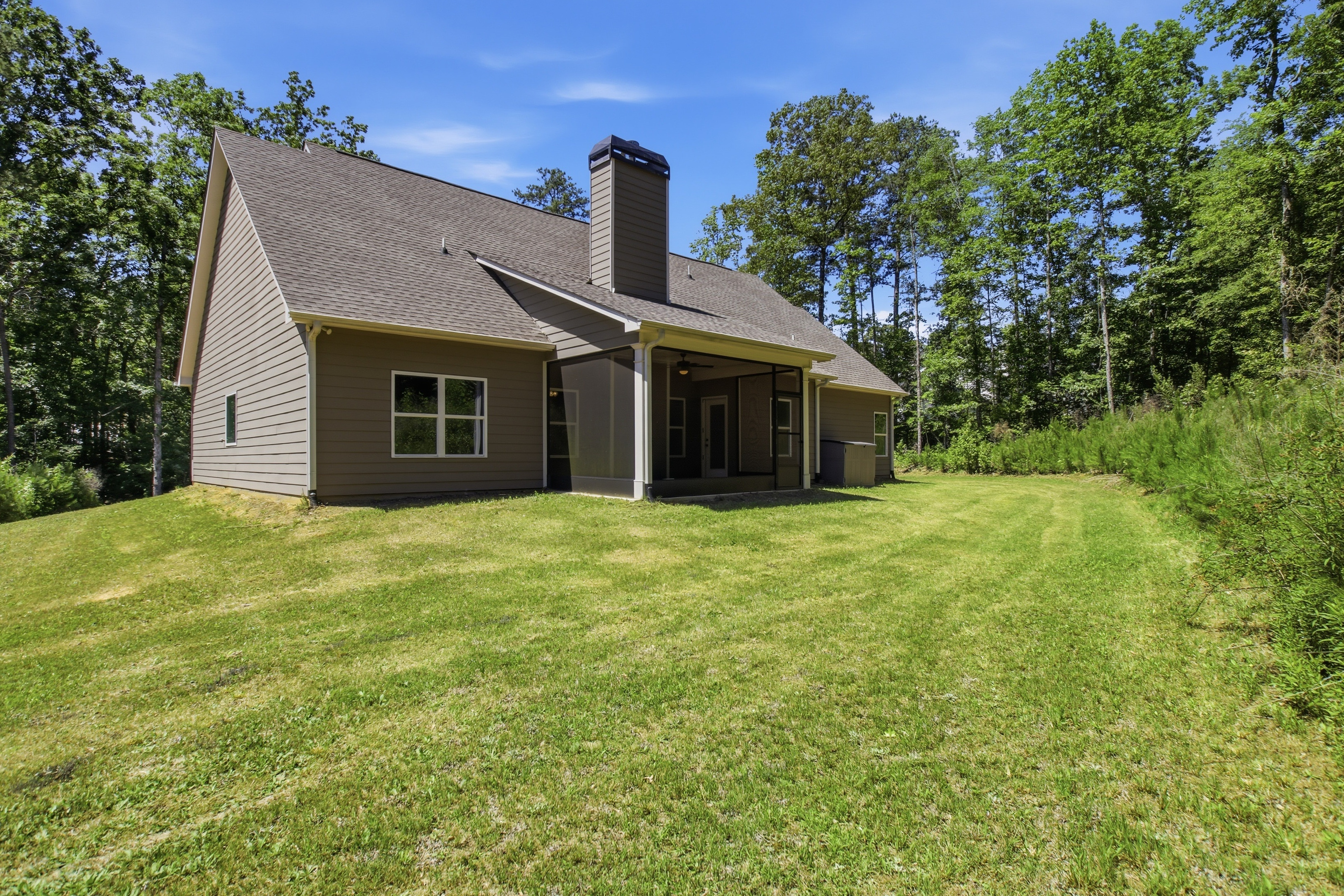 Photo 5 of 41 of 45 Hawthorn Ln, Covington, GA