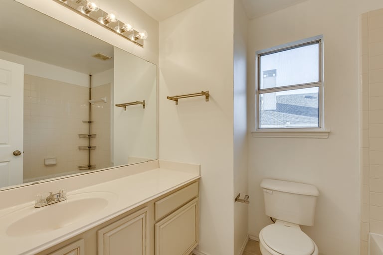 Photo 22 of 27 - 1332 Dallshan Dr, Carrollton, TX 75007