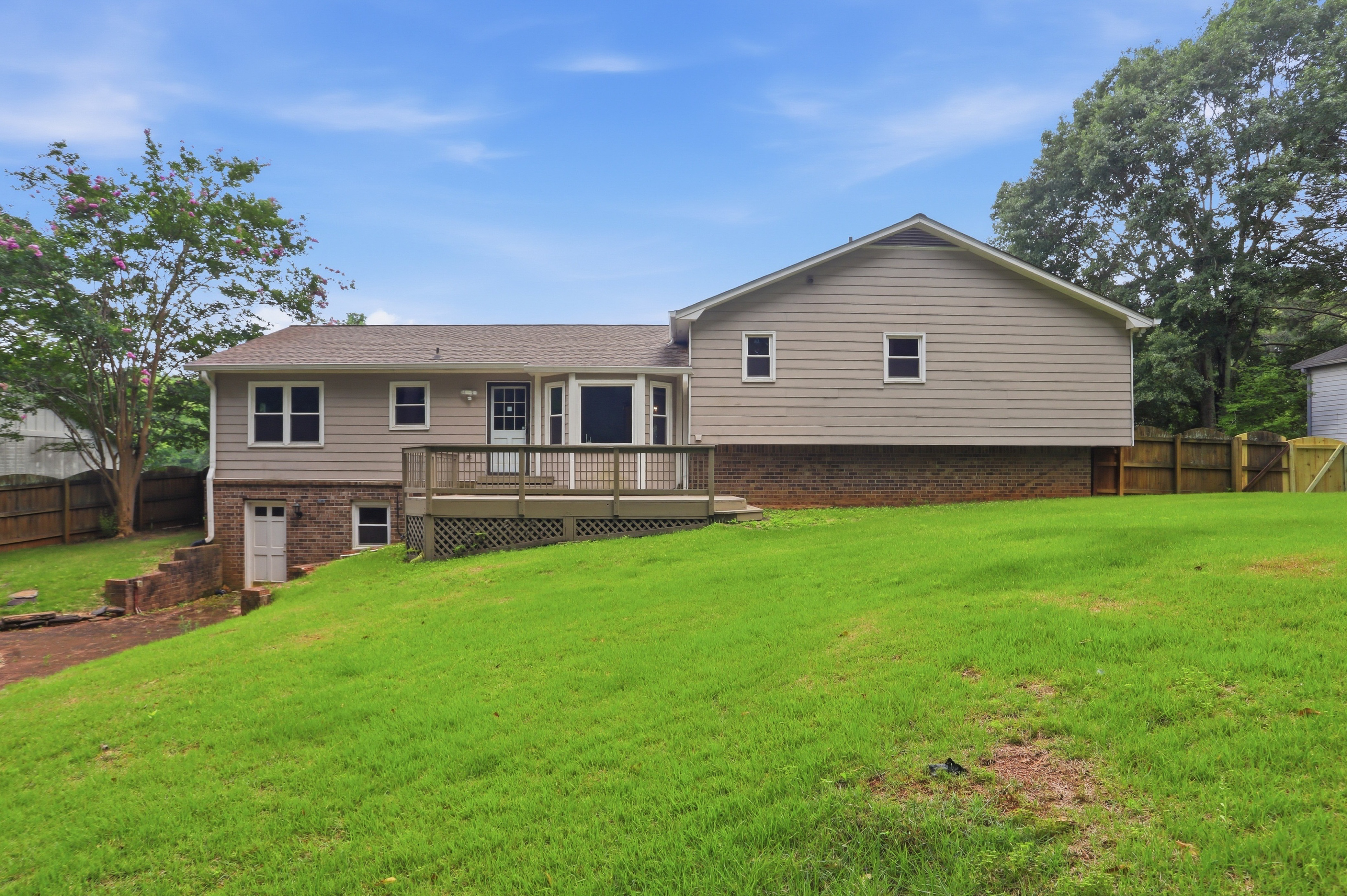 Photo 5 of 58 of 3839 Cotswold Dr , Lilburn, GA