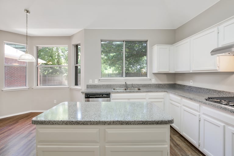 Photo 8 of 24 - 2825 Garden Oaks Pl, Grand Prairie, TX 75052