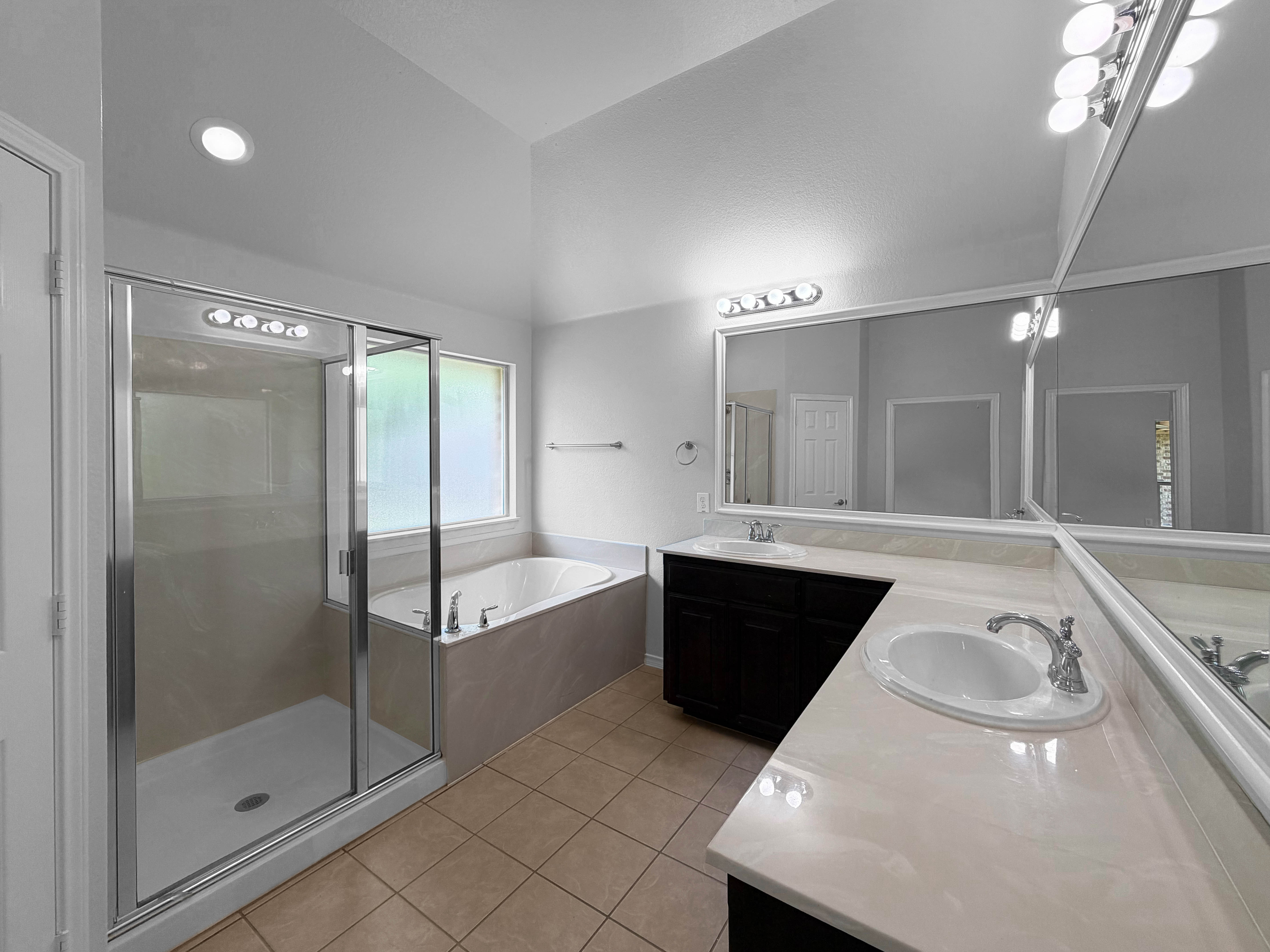 Photo 9 of 21 of 10036 Red Bluff Ln, Fort Worth, TX