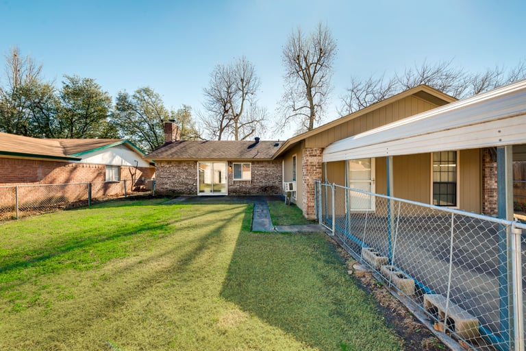 Photo 6 of 27 - 1029 Delores Dr, Garland, TX 75040