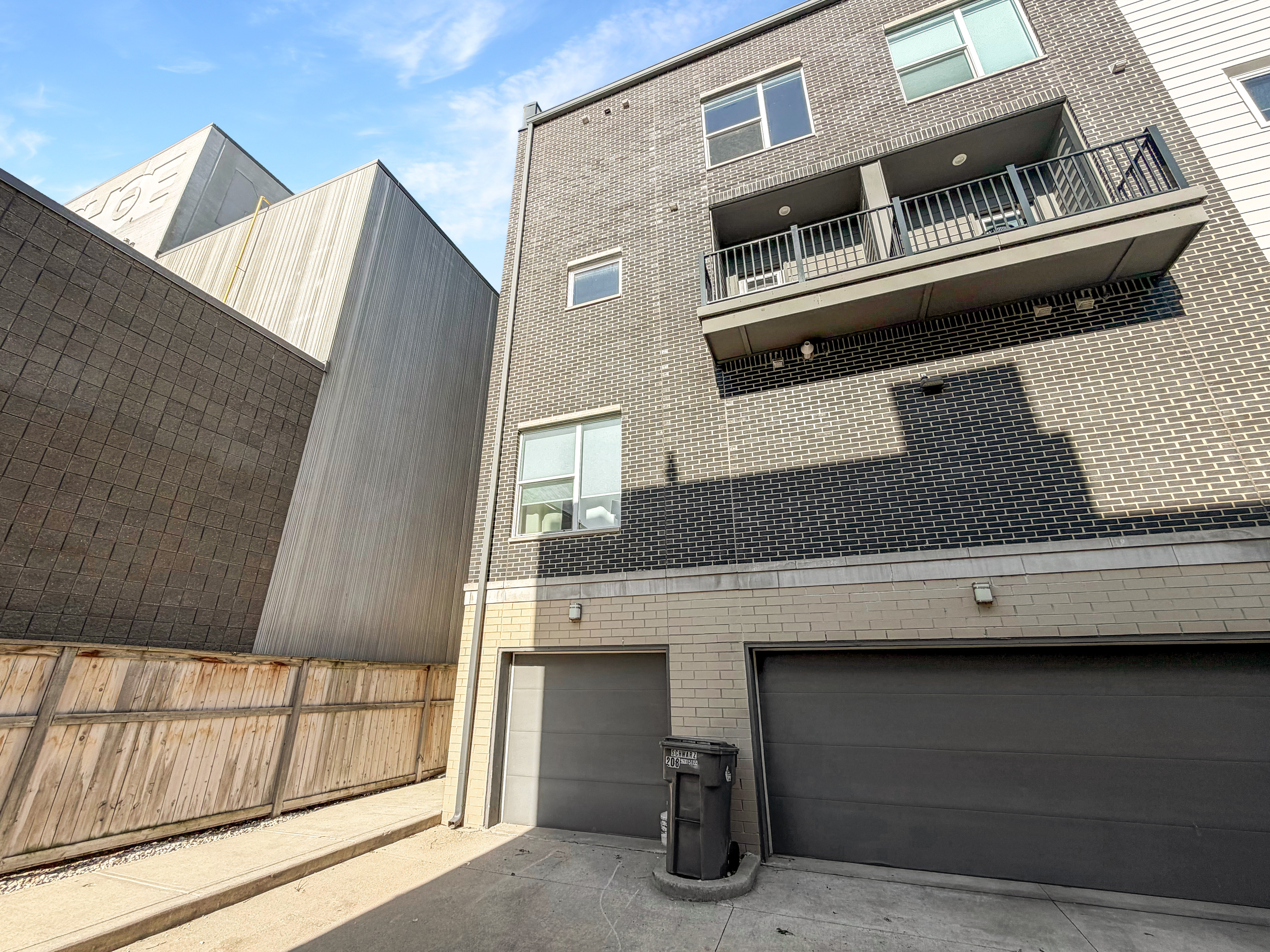 Photo 5 of 18 of 727 N Illinois St, Indianapolis, IN