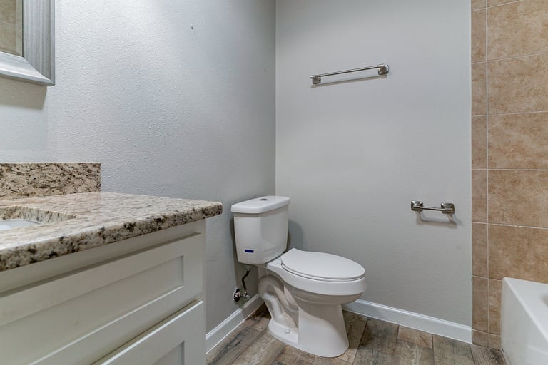 Photo 6 of 21 - 700 NW Barbara Ln, Burleson, TX 76028