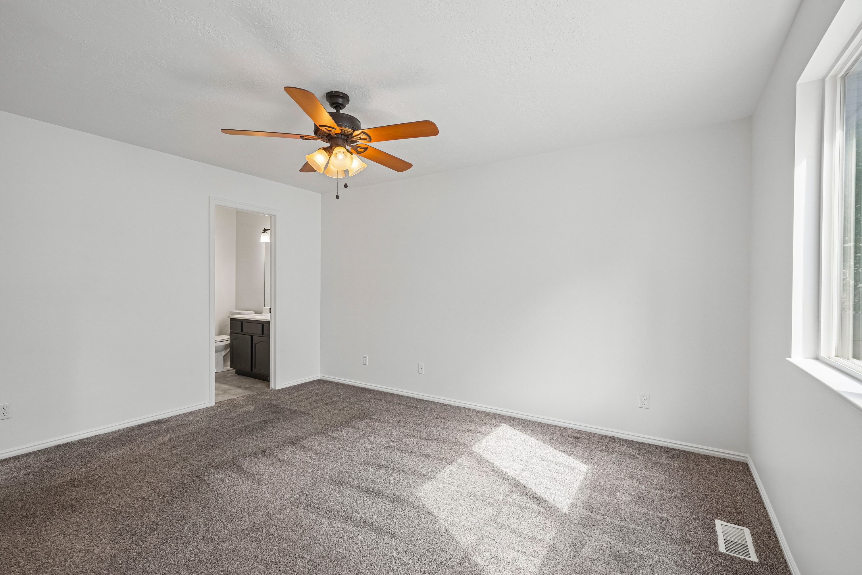 Photo 5 of 43 of 1204 E 3225 N, Layton, UT
