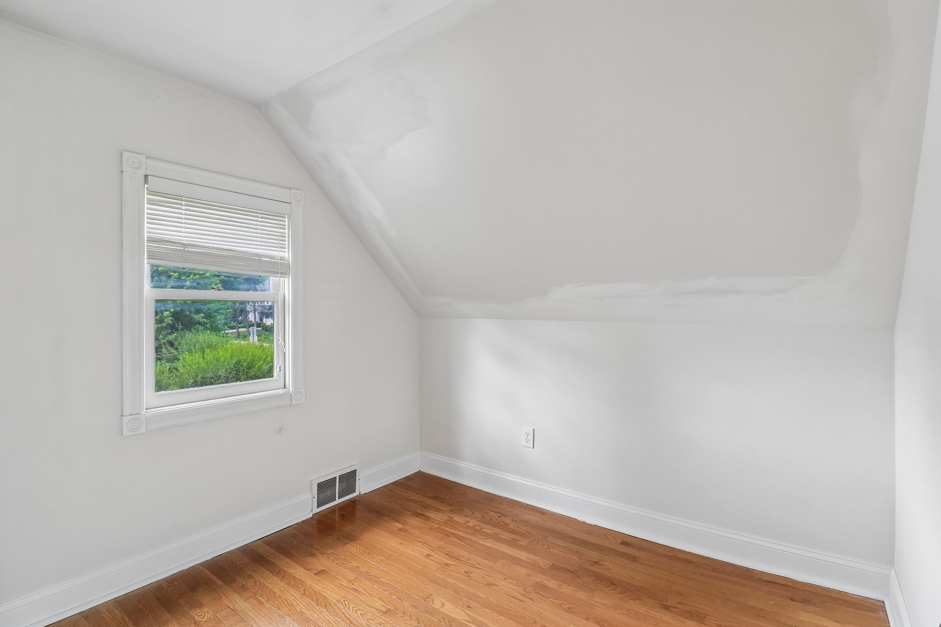 Photo 22 of 35 of 4811 Roslyn Rd, Downers Grove, IL