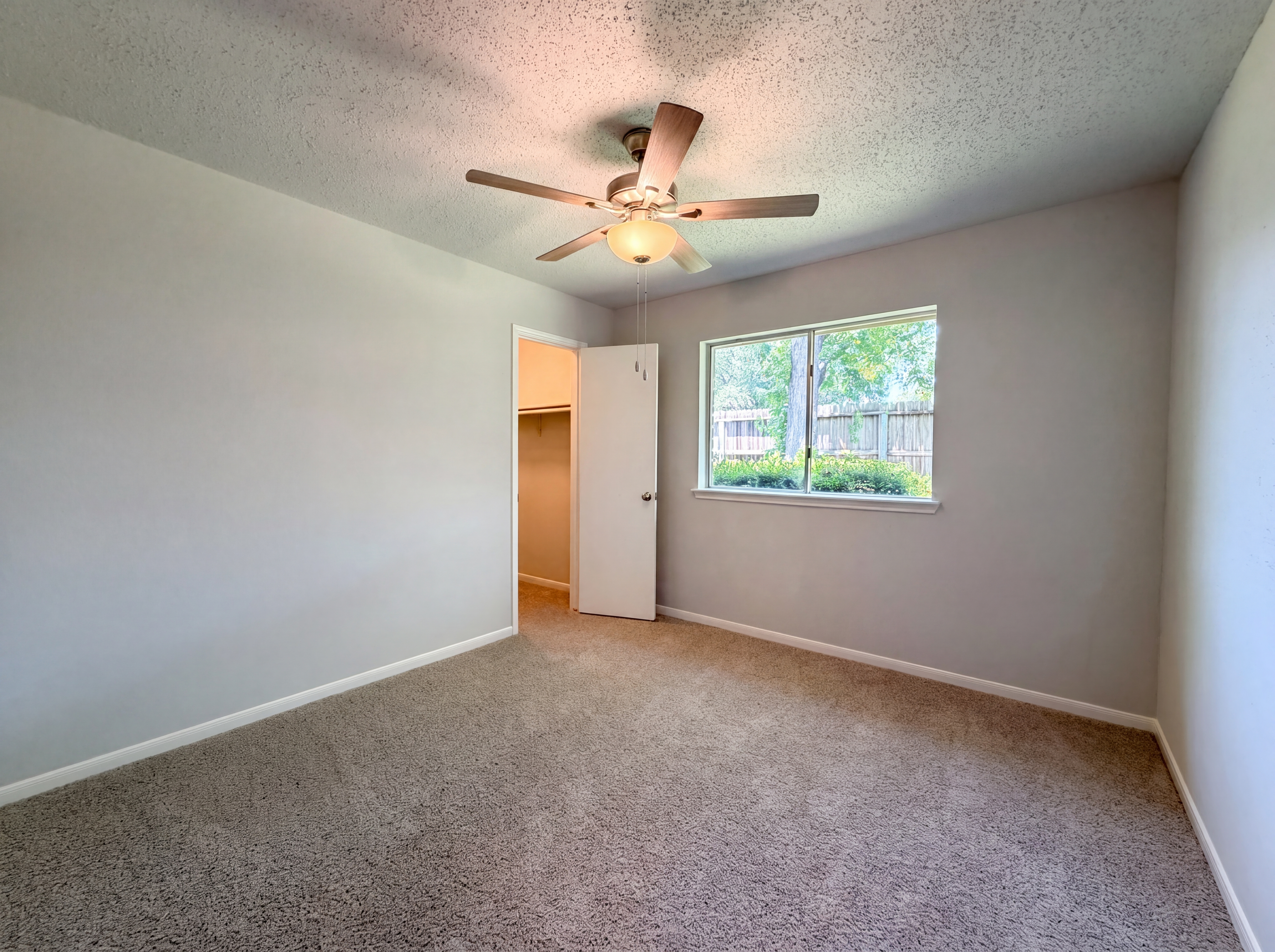 Photo 11 of 17 of 10422 Elk Point Ln, Houston, TX